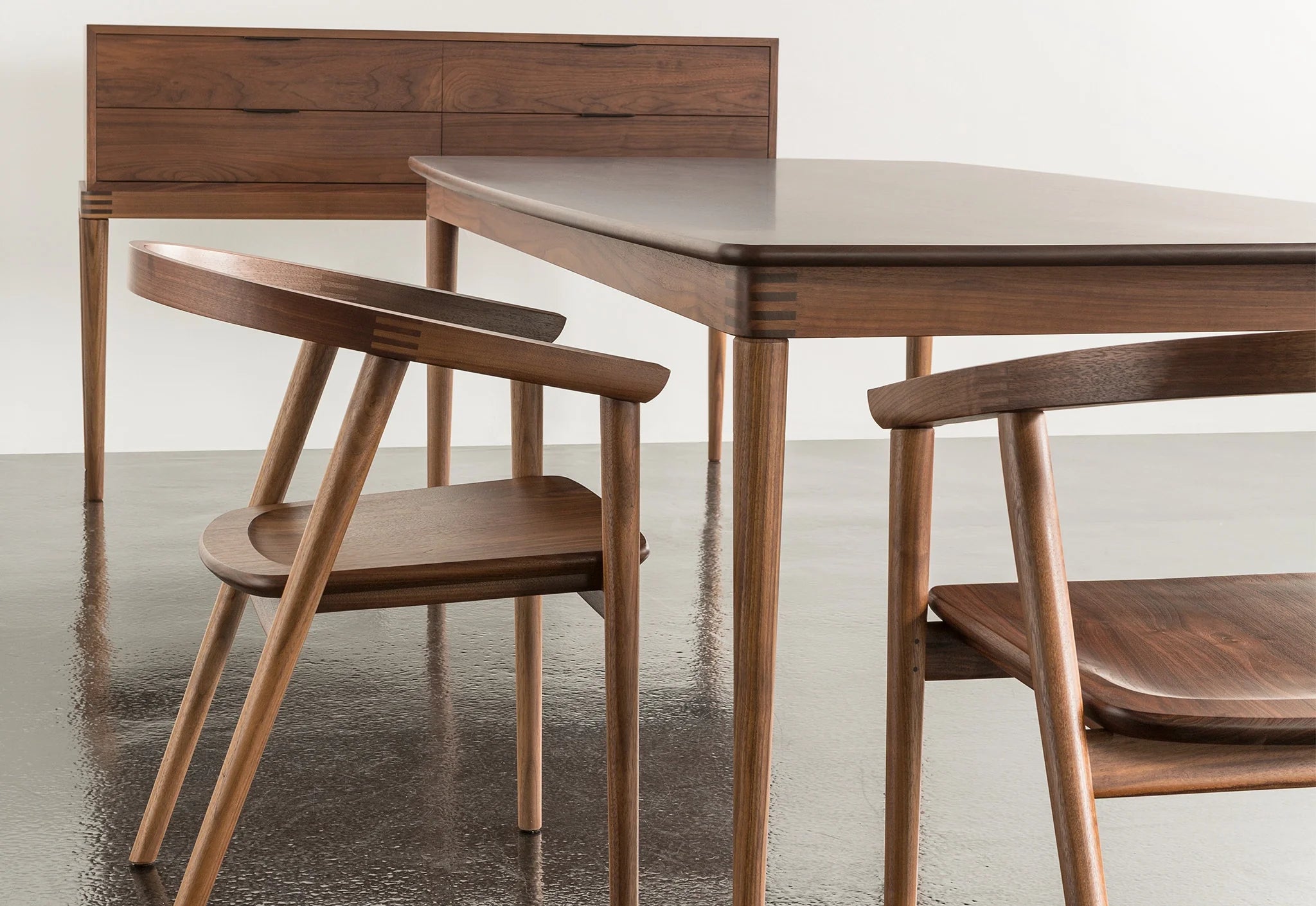 Table - Éloge de la simplicité des formes fonctionnelles, la table de salle à manger associe espaces ouverts et lignes droites pour