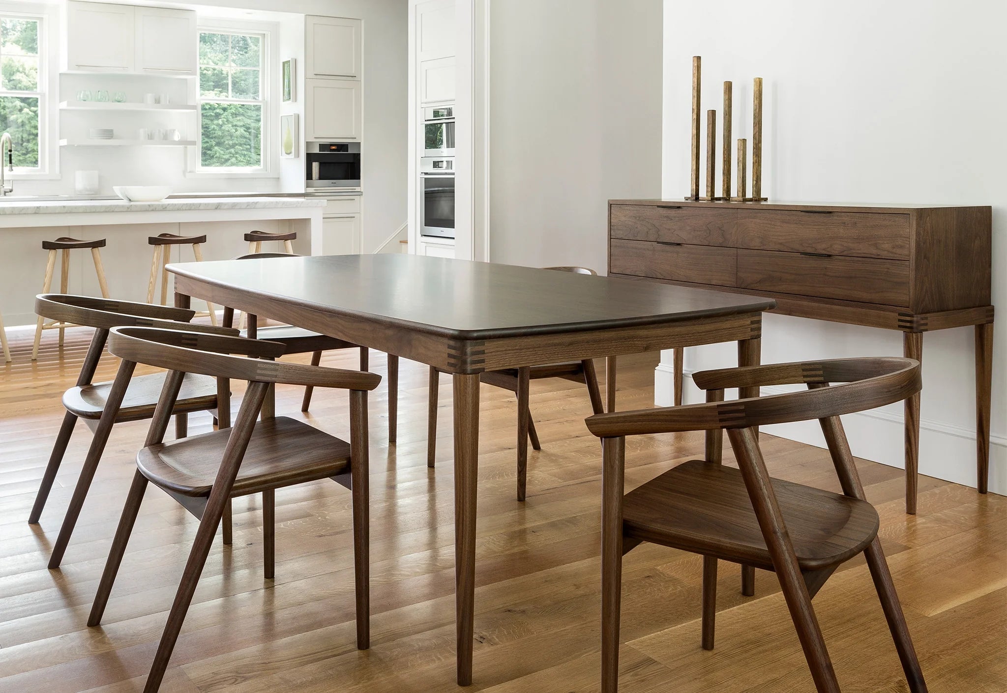 Table - Éloge de la simplicité des formes fonctionnelles, la table de salle à manger associe espaces ouverts et lignes droites pour