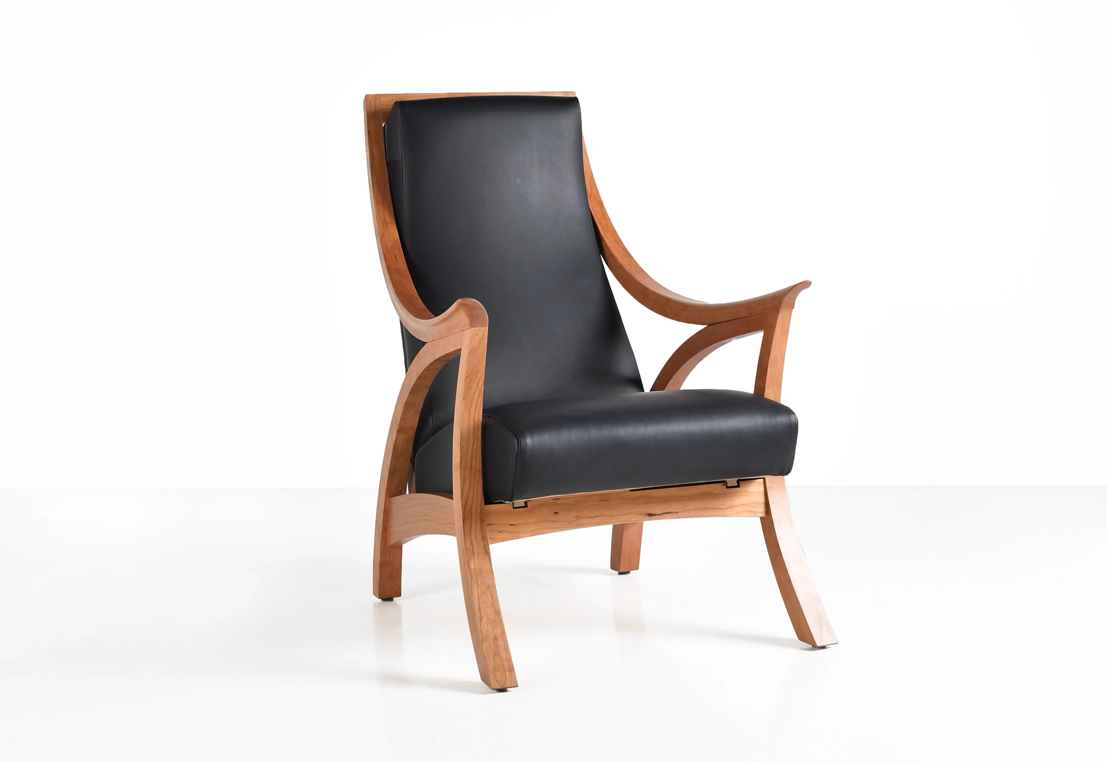 Chaise Drift - Inspirée par les formes et les mouvements naturels, les pieds et les accoudoirs faits à la main de la chaise Drift évoquent de douces vagues, rejoints par