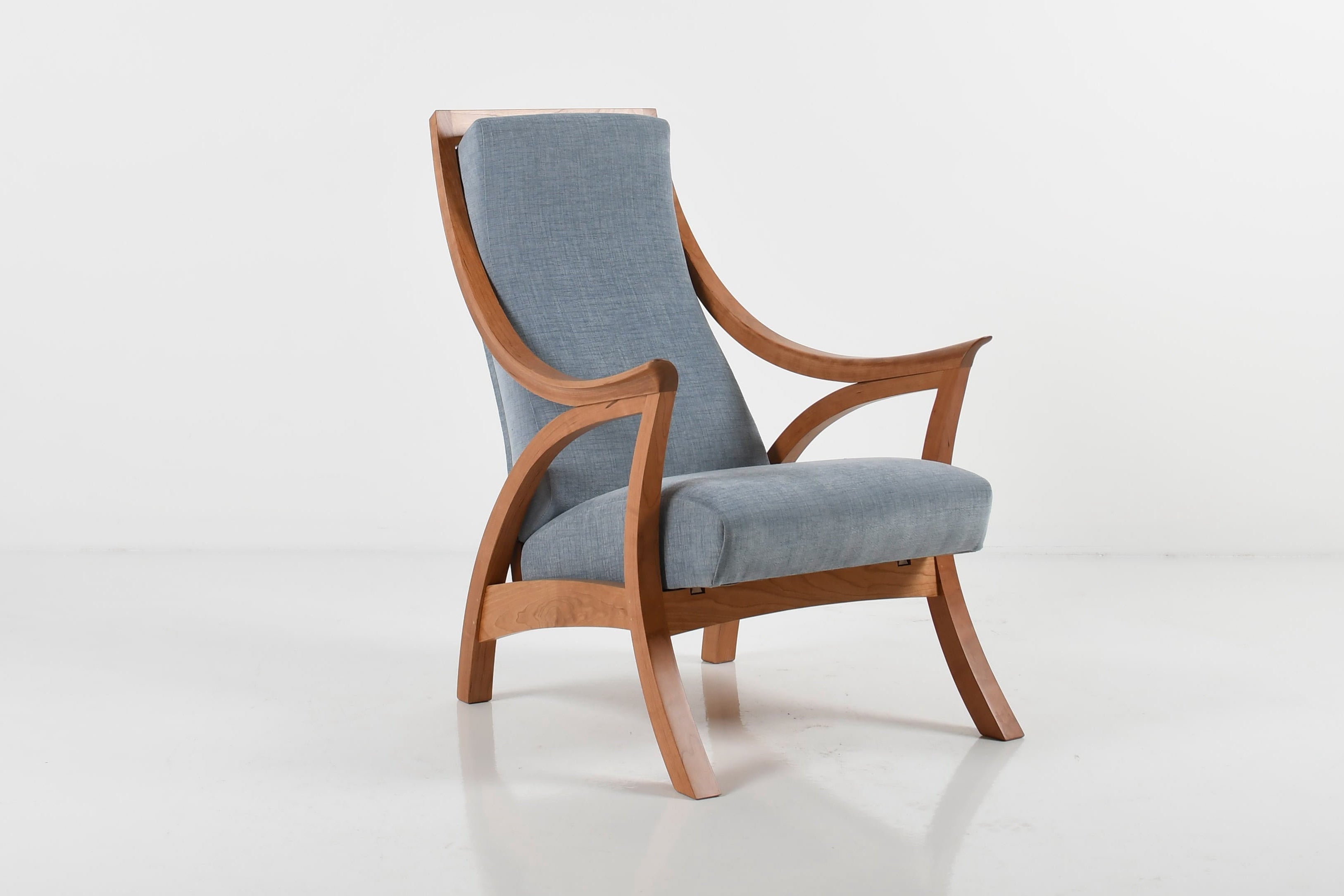 Chaise Drift - Inspirée par les formes et les mouvements naturels, les pieds et les accoudoirs faits à la main de la chaise Drift évoquent de douces vagues, rejoints par
