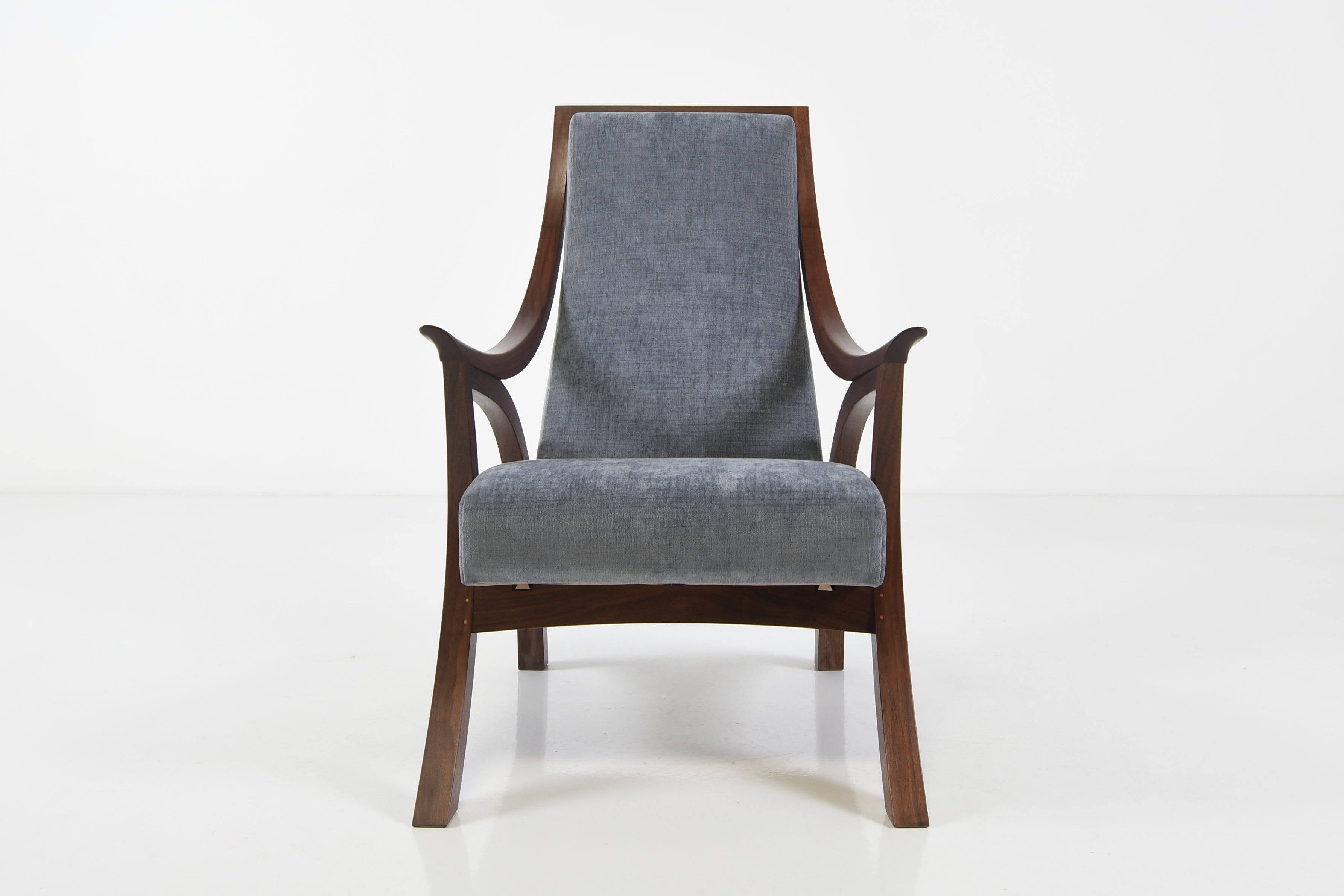 Chaise Drift - Inspirée par les formes et les mouvements naturels, les pieds et les accoudoirs faits à la main de la chaise Drift évoquent de douces vagues, rejoints par