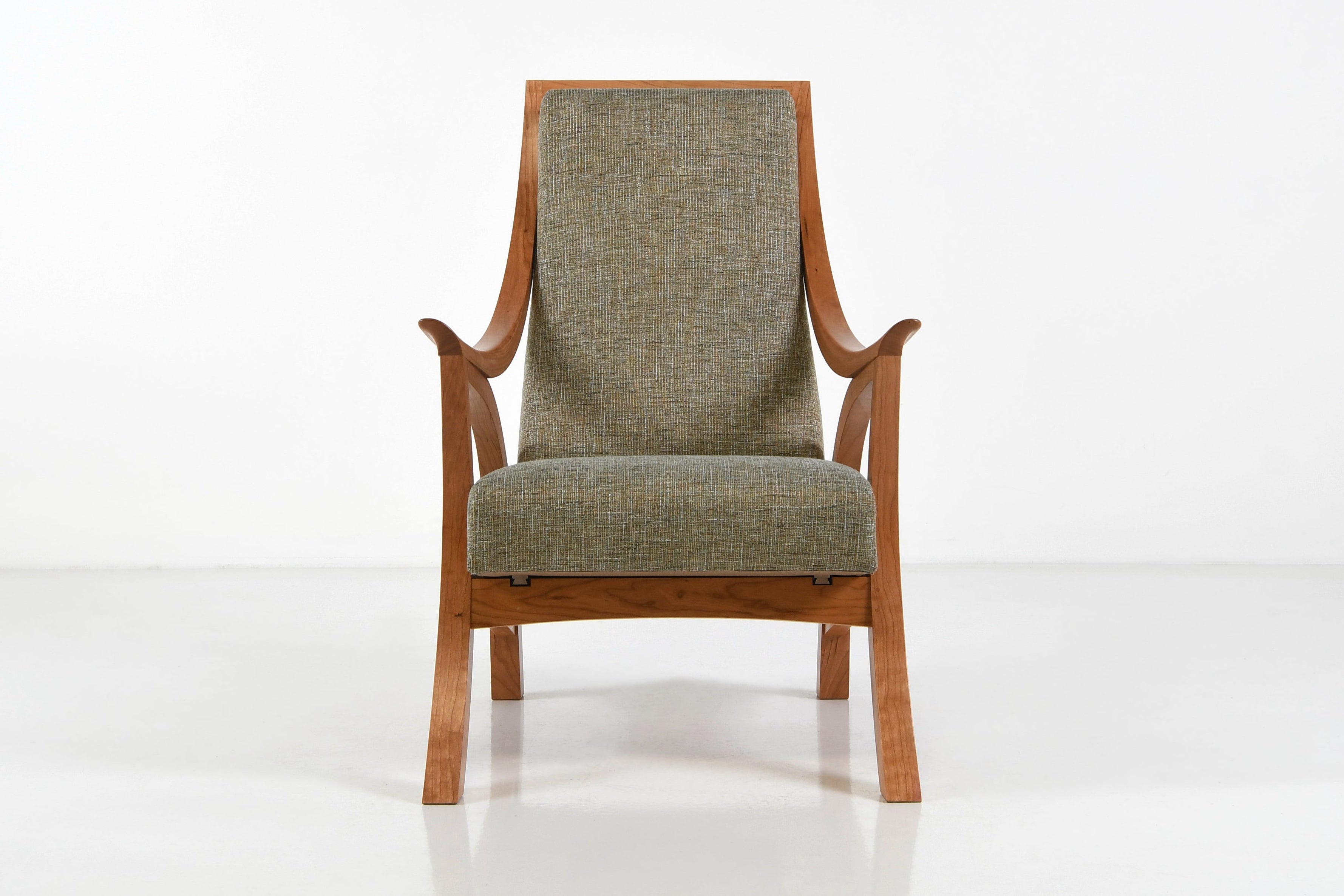 Chaise Drift - Inspirée par les formes et les mouvements naturels, les pieds et les accoudoirs faits à la main de la chaise Drift évoquent de douces vagues, rejoints par