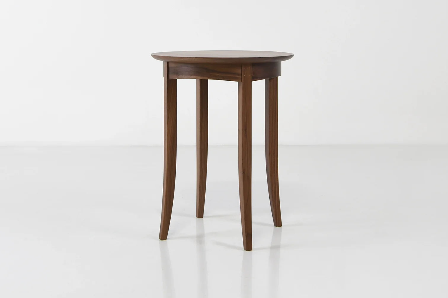 Table d'appoint Wing - Conçue avec la même ferveur et précision, la table peut s'intégrer avec élégance à côté du fauteuil Wing