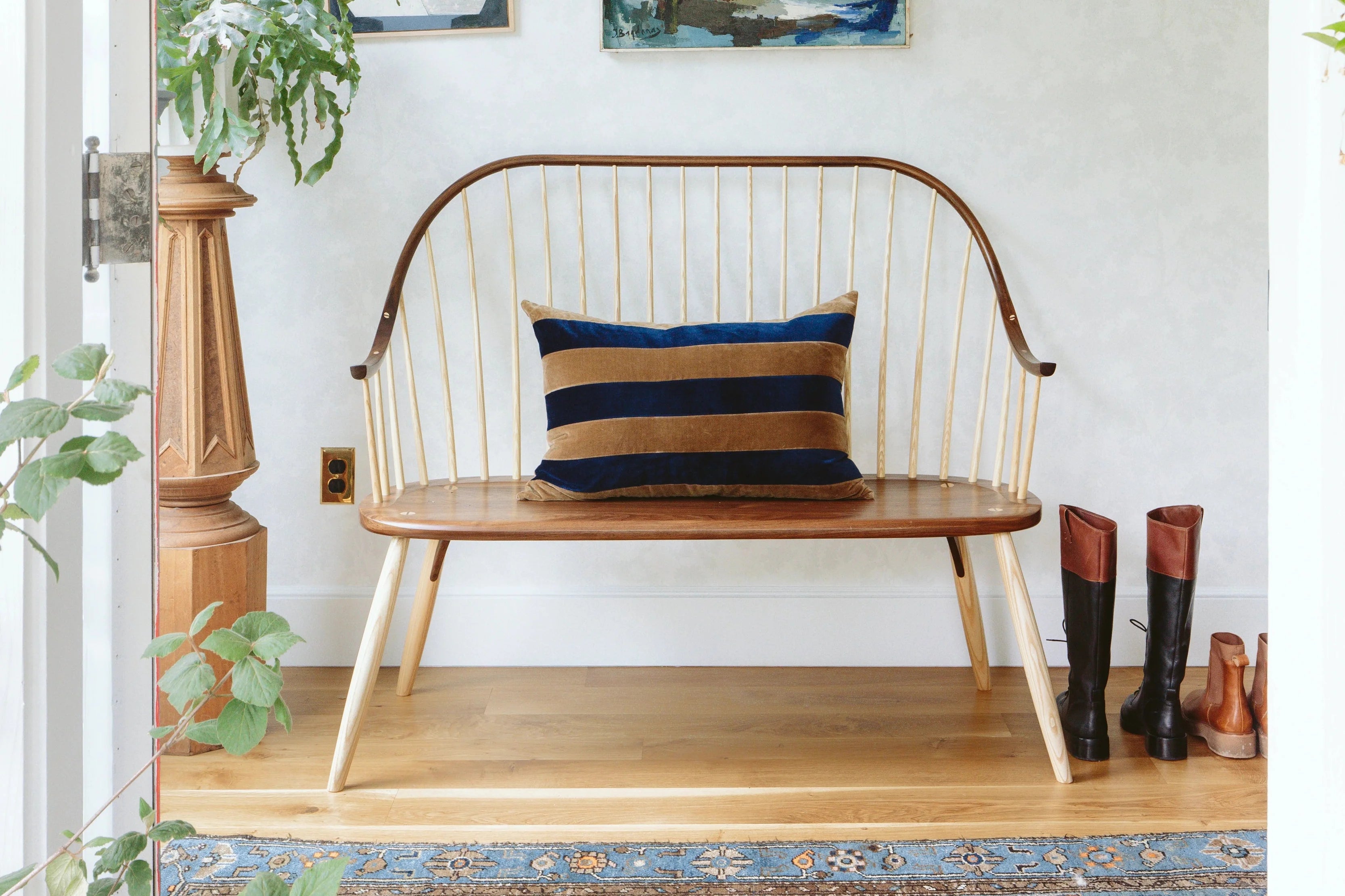 Banc avec accoudoirs – Conçu pour offrir le confort de la chaise dans une configuration pour deux personnes, le banc avec accoudoirs présente le même