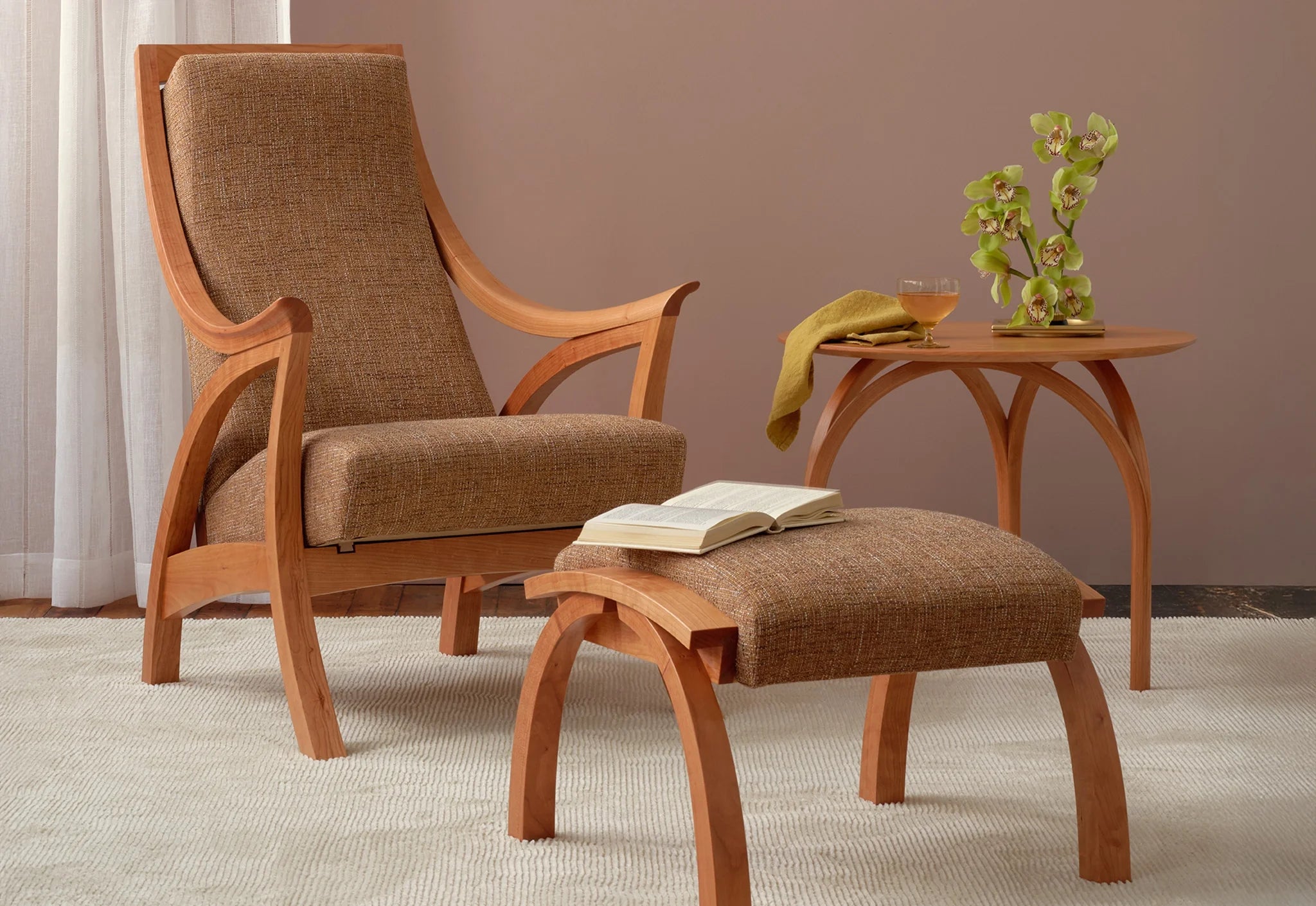 Chaise Drift - Inspirée par les formes et les mouvements naturels, les pieds et les accoudoirs faits à la main de la chaise Drift évoquent de douces vagues, rejoints par