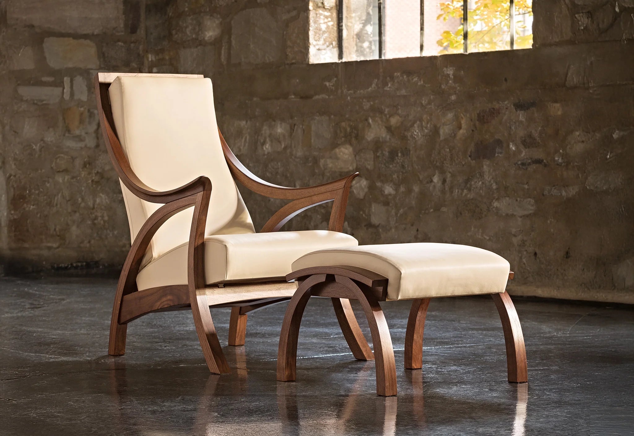 Chaise Drift - Inspirée par les formes et les mouvements naturels, les pieds et les accoudoirs faits à la main de la chaise Drift évoquent de douces vagues, rejoints par