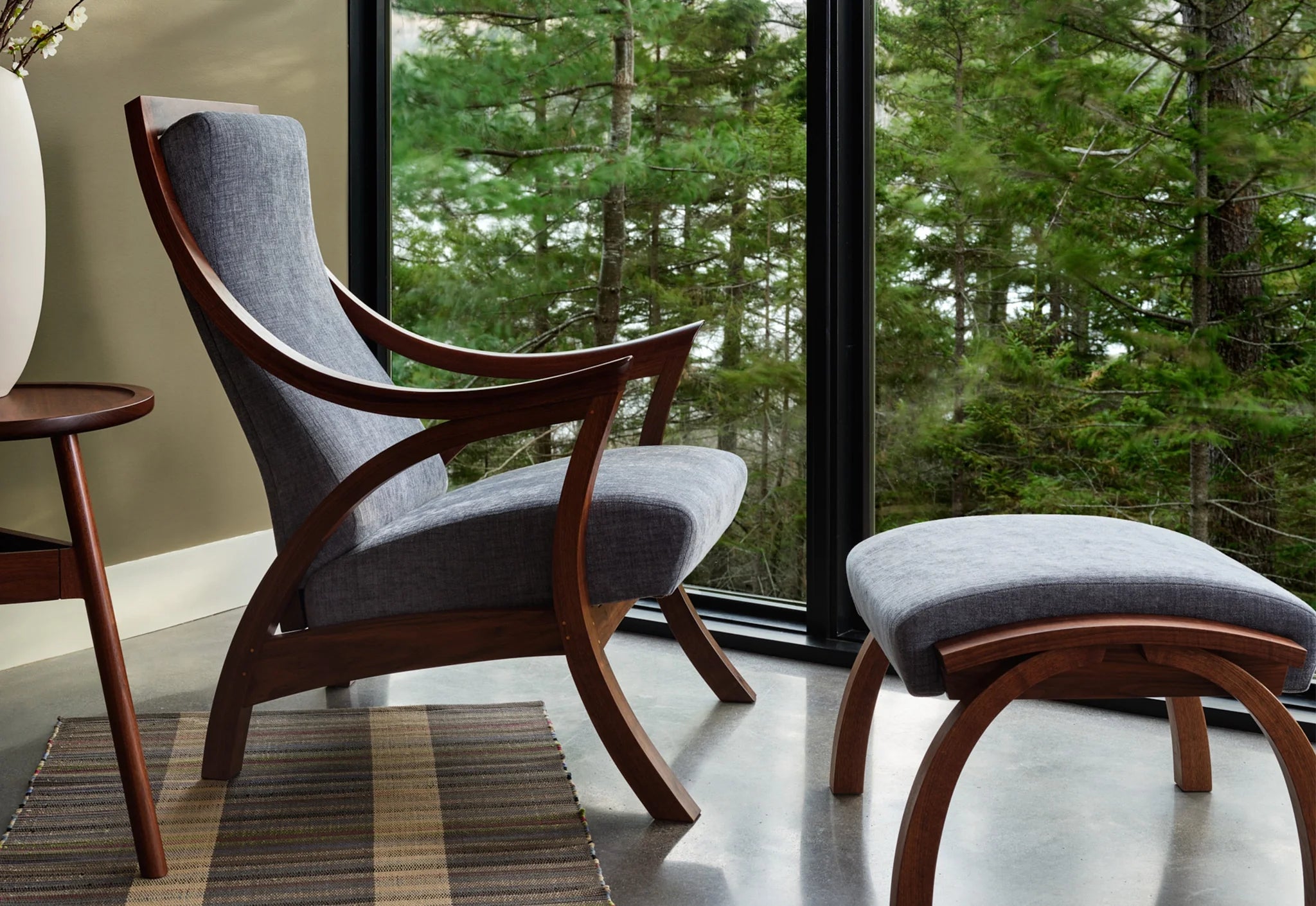 Chaise Drift - Inspirée par les formes et les mouvements naturels, les pieds et les accoudoirs faits à la main de la chaise Drift évoquent de douces vagues, rejoints par