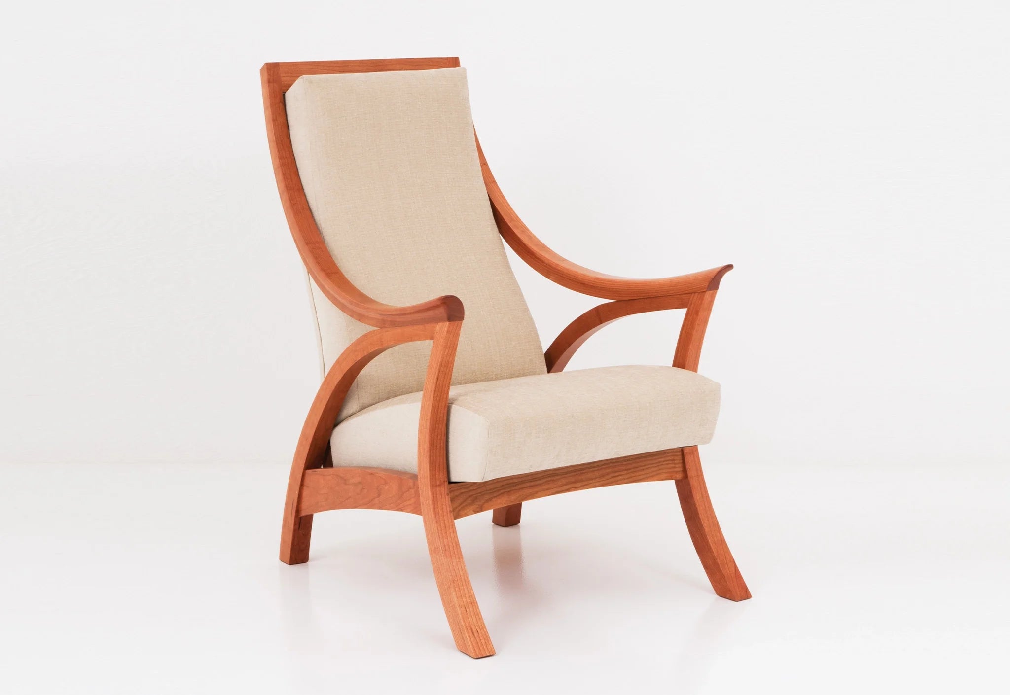 Chaise Drift - Inspirée par les formes et les mouvements naturels, les pieds et les accoudoirs faits à la main de la chaise Drift évoquent de douces vagues, rejoints par