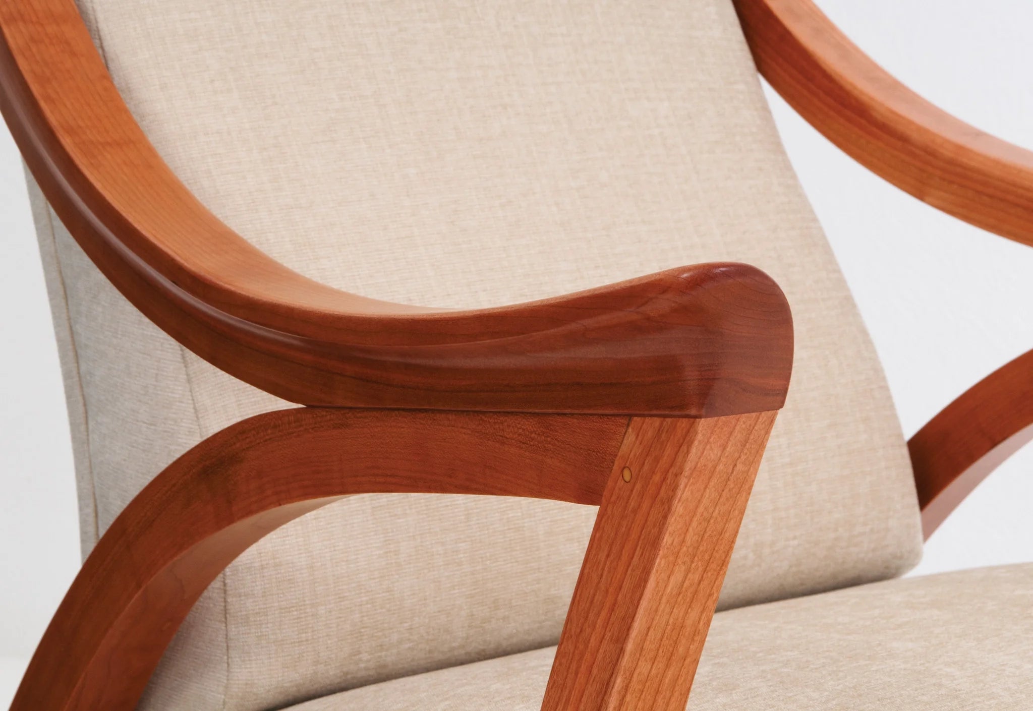 Chaise Drift - Inspirée par les formes et les mouvements naturels, les pieds et les accoudoirs faits à la main de la chaise Drift évoquent de douces vagues, rejoints par