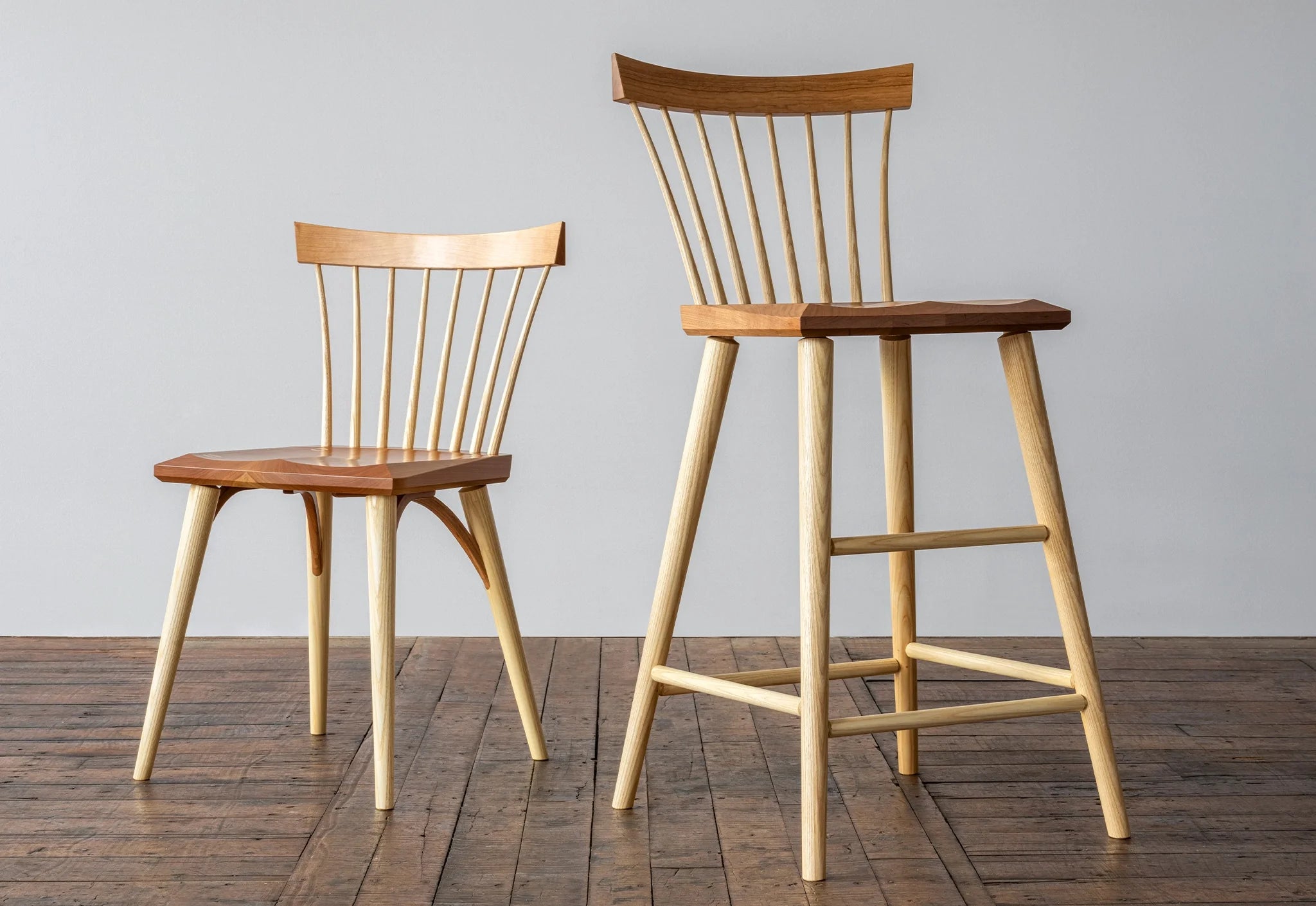 Tabouret - Le tabouret est conçu pour sa fonction, avec un siège ergonomique profilé et des entretoises judicieusement placées.