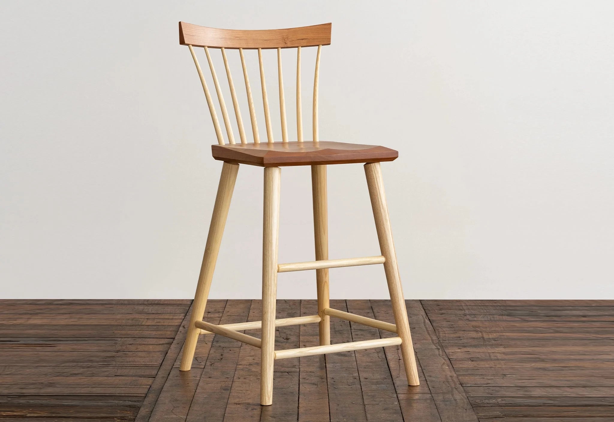 Tabouret - Le tabouret est conçu pour sa fonction, avec un siège ergonomique profilé et des entretoises judicieusement placées.