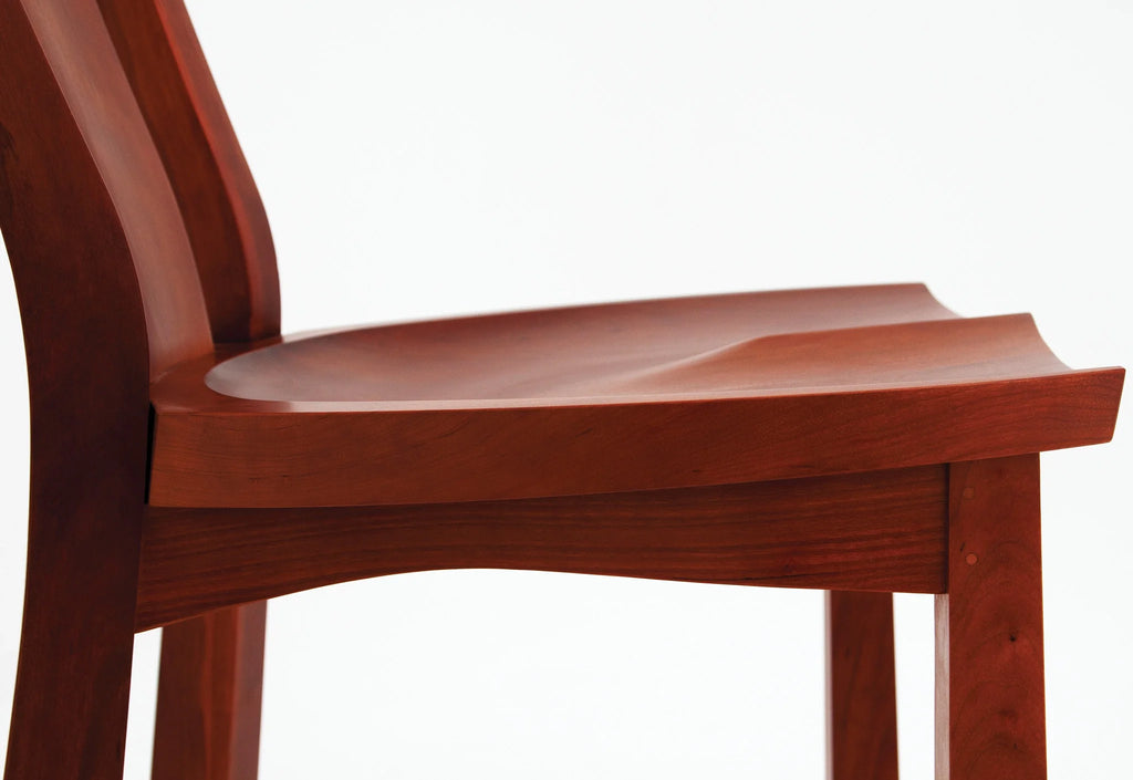 Chaise - Avec son utilisation soigneuse et réfléchie de bois durs issus de forêts gérées durablement, notre Chaise met en valeur les motifs naturels des cernes