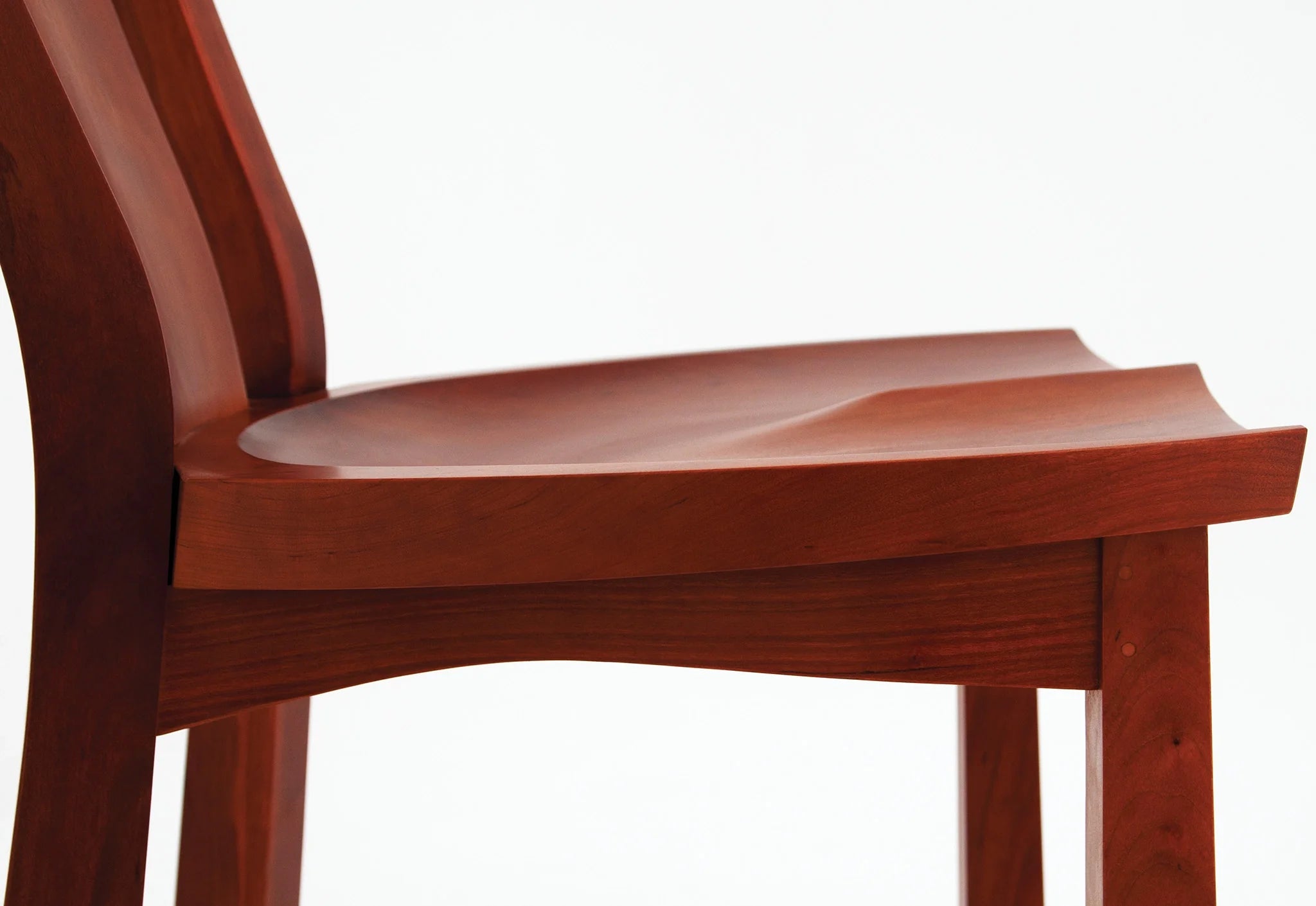 Chaise - Avec son utilisation soigneuse et réfléchie de bois durs issus de forêts gérées durablement, notre Chaise met en valeur les motifs naturels des cernes