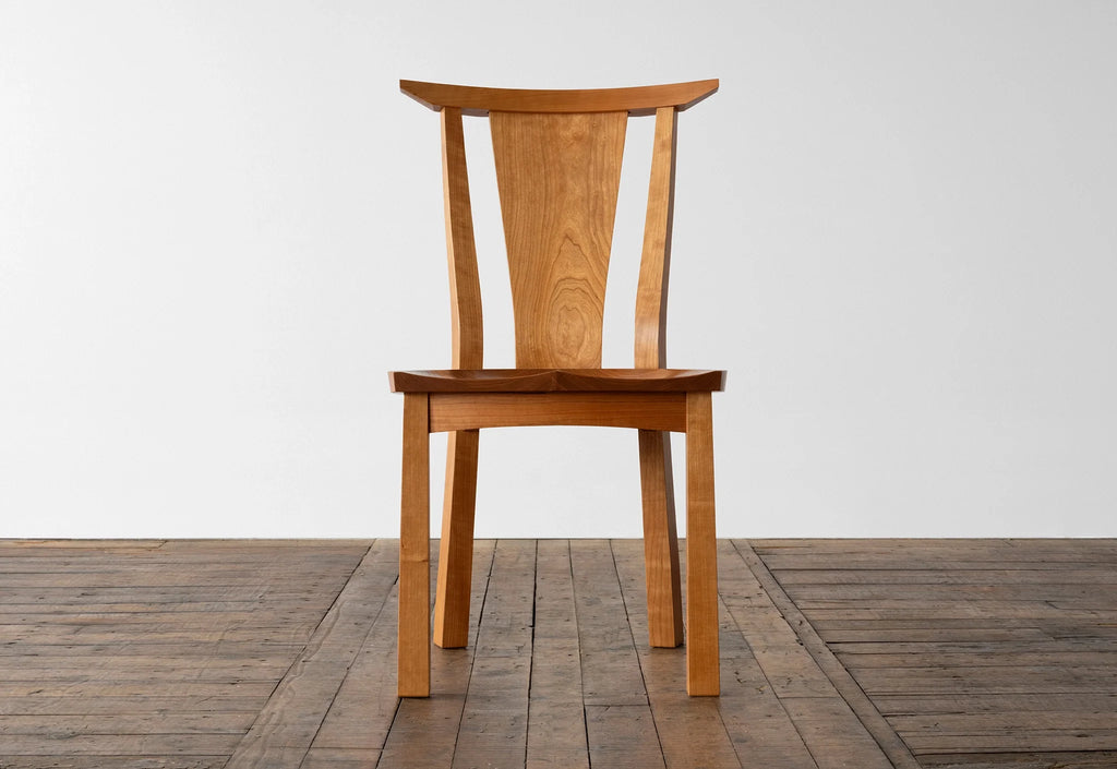 Chaise - Avec son utilisation soigneuse et réfléchie de bois durs issus de forêts gérées durablement, notre Chaise met en valeur les motifs naturels des cernes