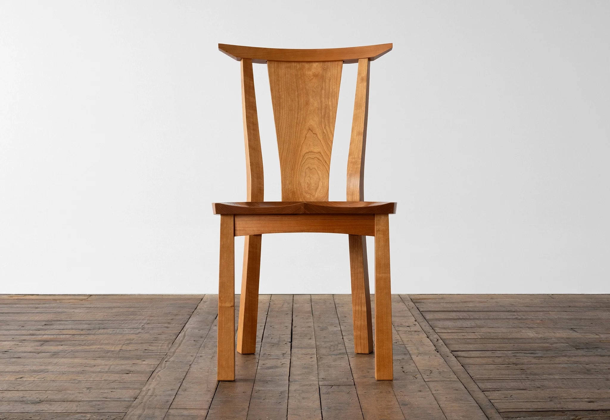 Chaise - Avec son utilisation soigneuse et réfléchie de bois durs issus de forêts gérées durablement, notre Chaise met en valeur les motifs naturels des cernes