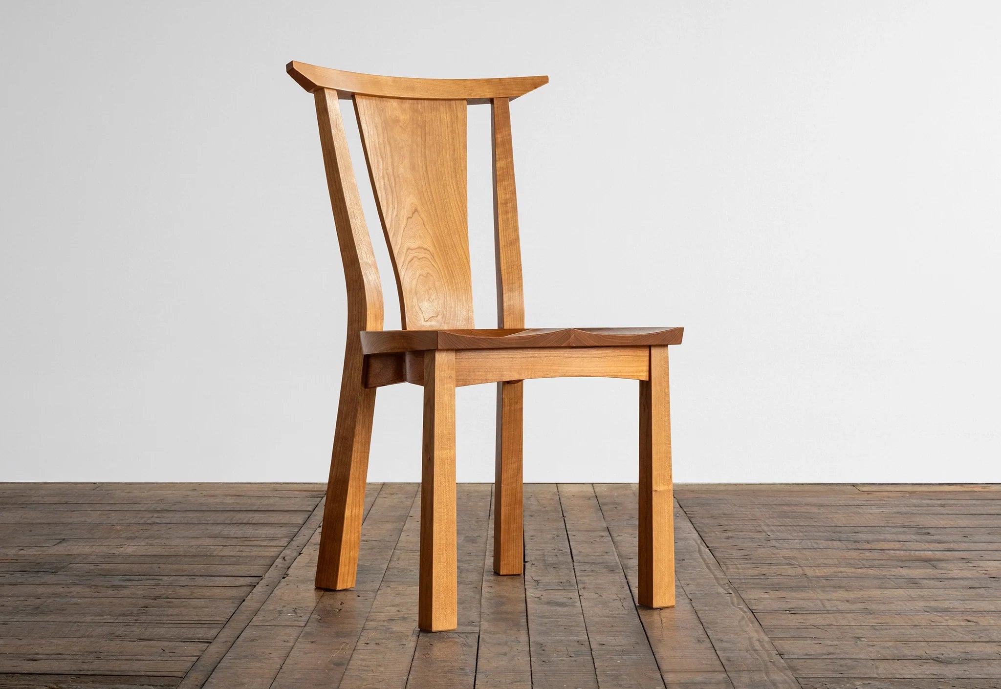 Chaise - Avec son utilisation soigneuse et réfléchie de bois durs issus de forêts gérées durablement, notre Chaise met en valeur les motifs naturels des cernes