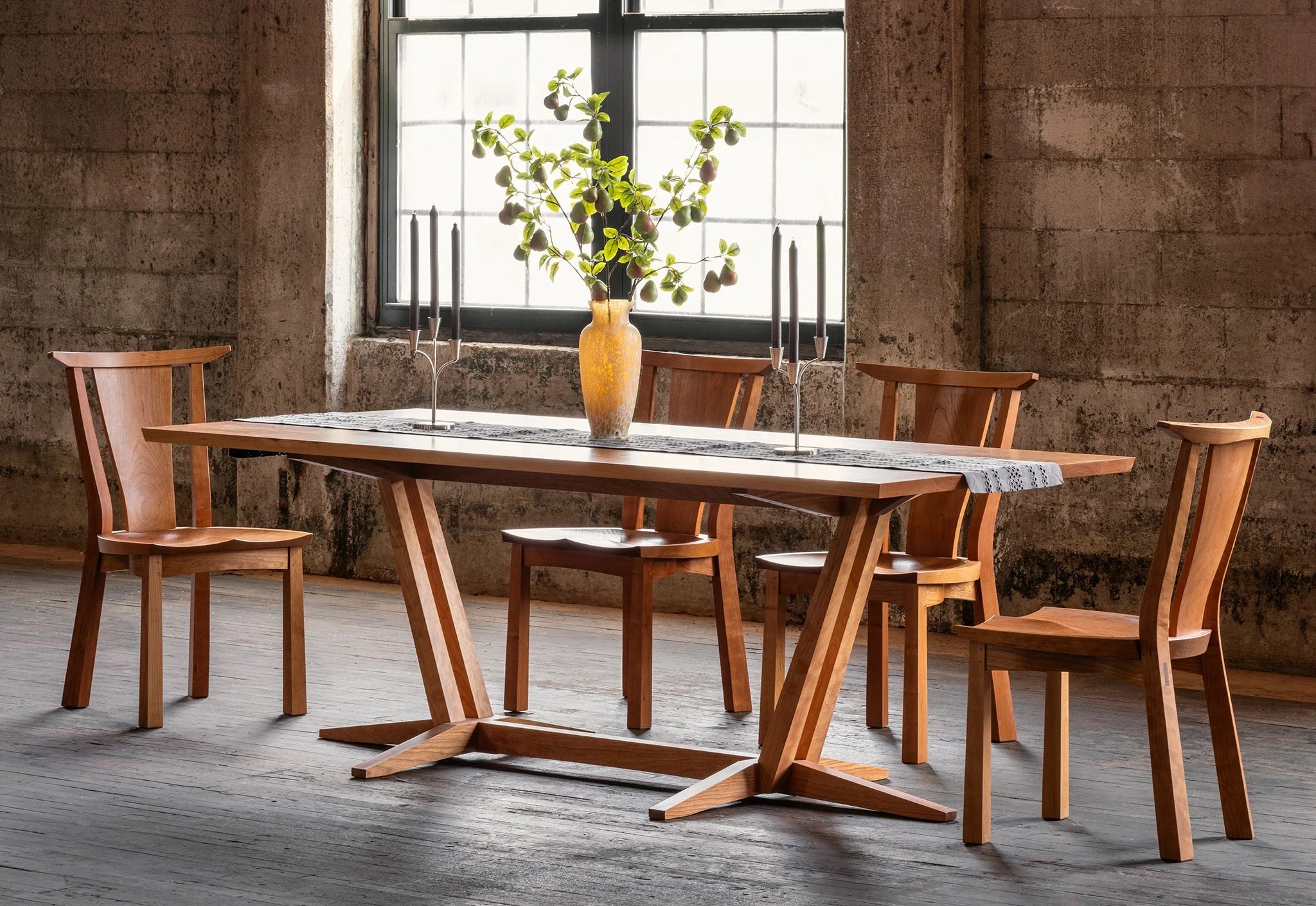 Chaise - Avec son utilisation soigneuse et réfléchie de bois durs issus de forêts gérées durablement, notre Chaise met en valeur les motifs naturels des cernes