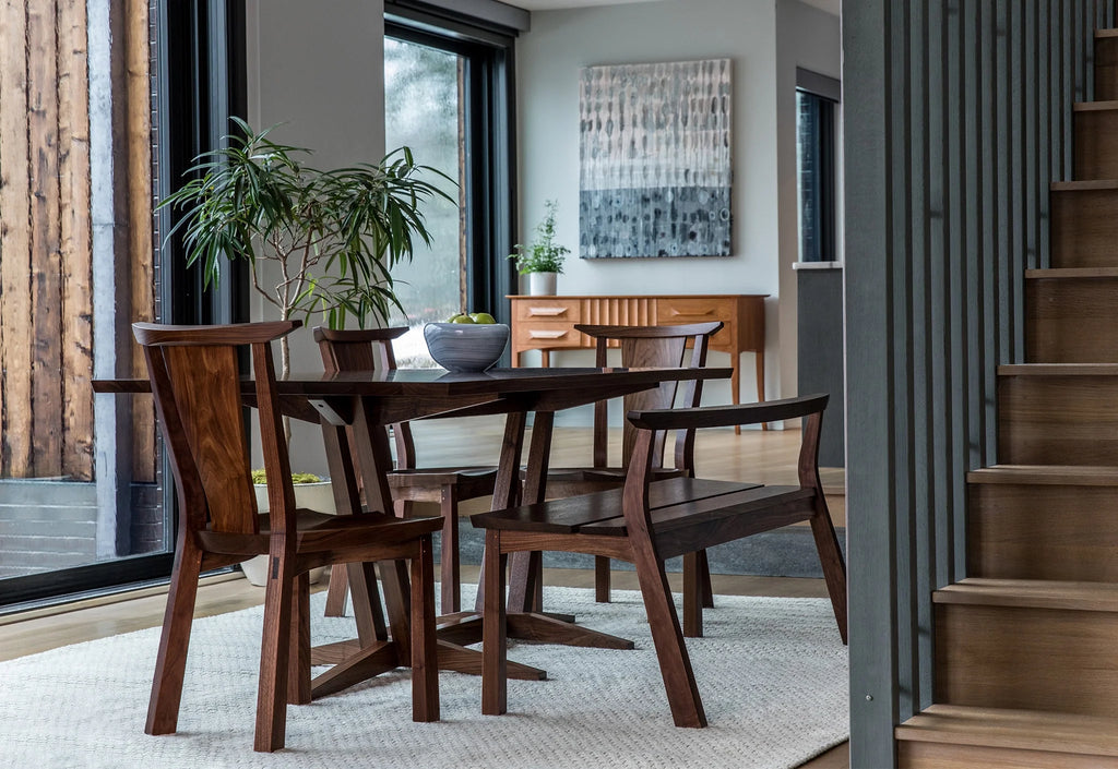 Chaise - Avec son utilisation soigneuse et réfléchie de bois durs issus de forêts gérées durablement, notre Chaise met en valeur les motifs naturels des cernes