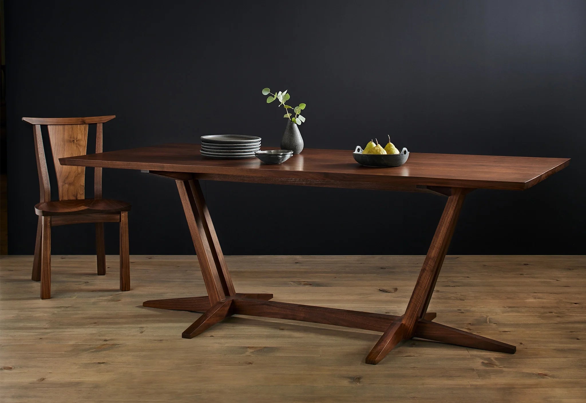 Chaise - Avec son utilisation soigneuse et réfléchie de bois durs issus de forêts gérées durablement, notre Chaise met en valeur les motifs naturels des cernes