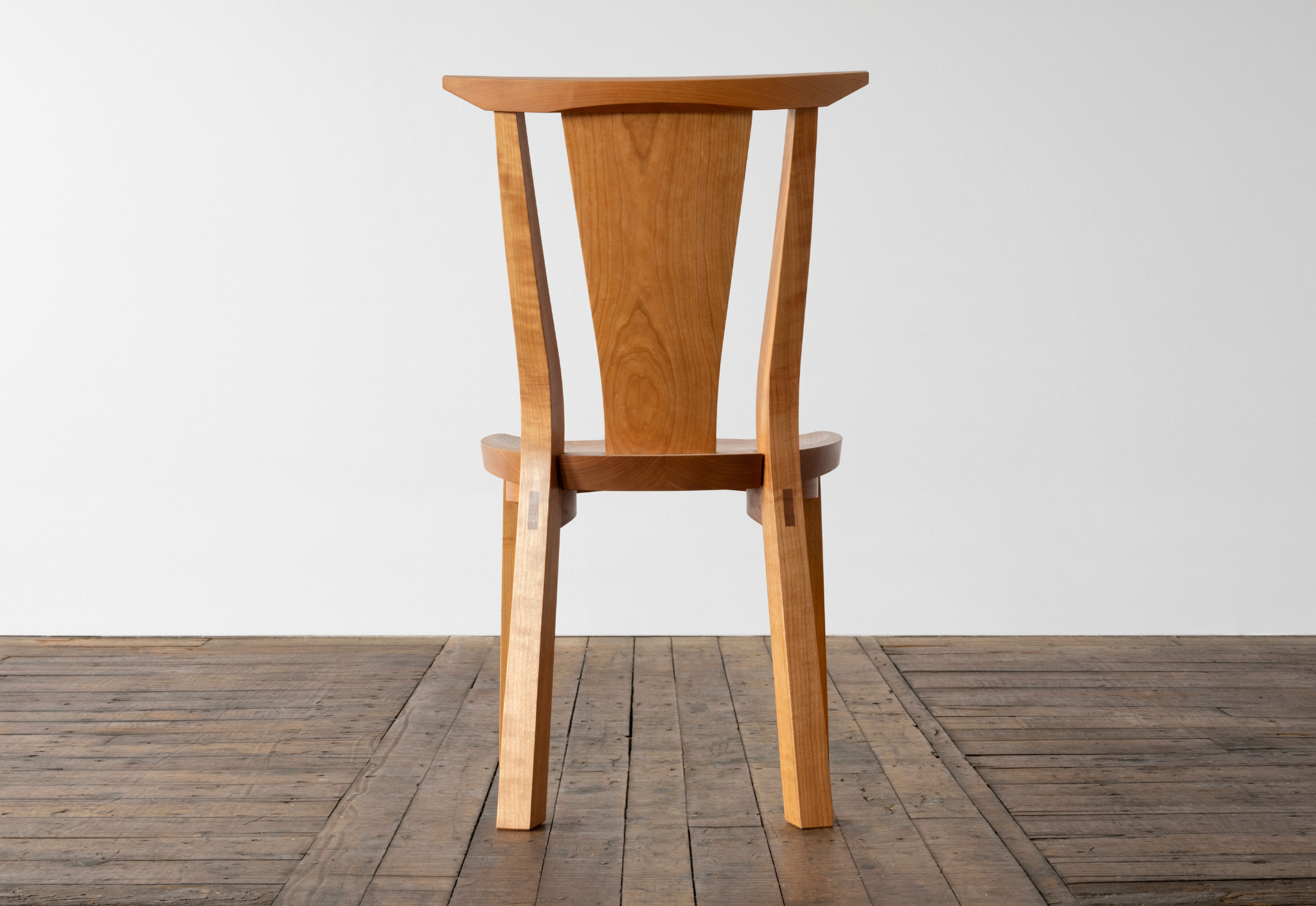 Chaise - Avec son utilisation soigneuse et réfléchie de bois durs issus de forêts gérées durablement, notre Chaise met en valeur les motifs naturels des cernes