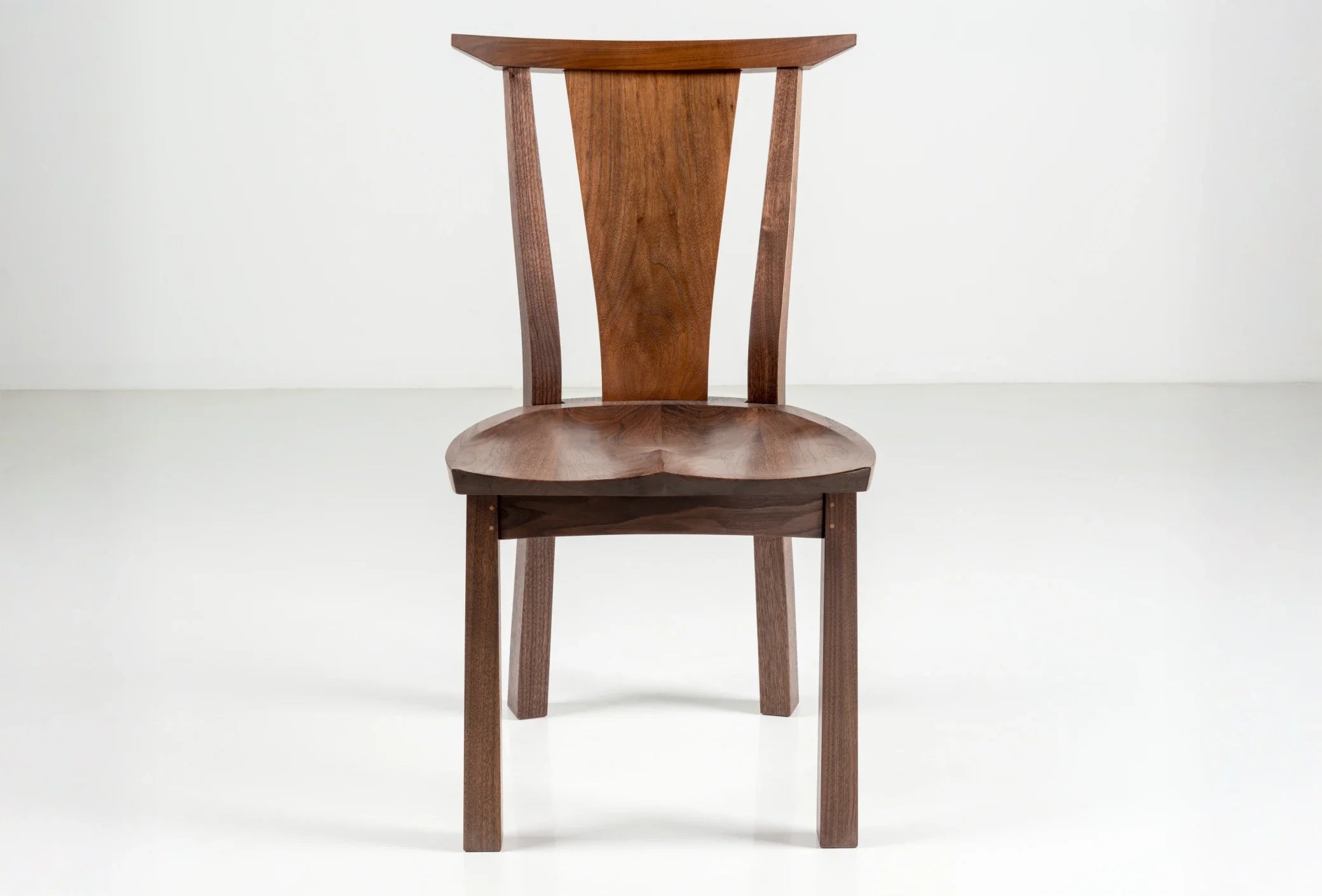 Chaise - Avec son utilisation soigneuse et réfléchie de bois durs issus de forêts gérées durablement, notre Chaise met en valeur les motifs naturels des cernes
