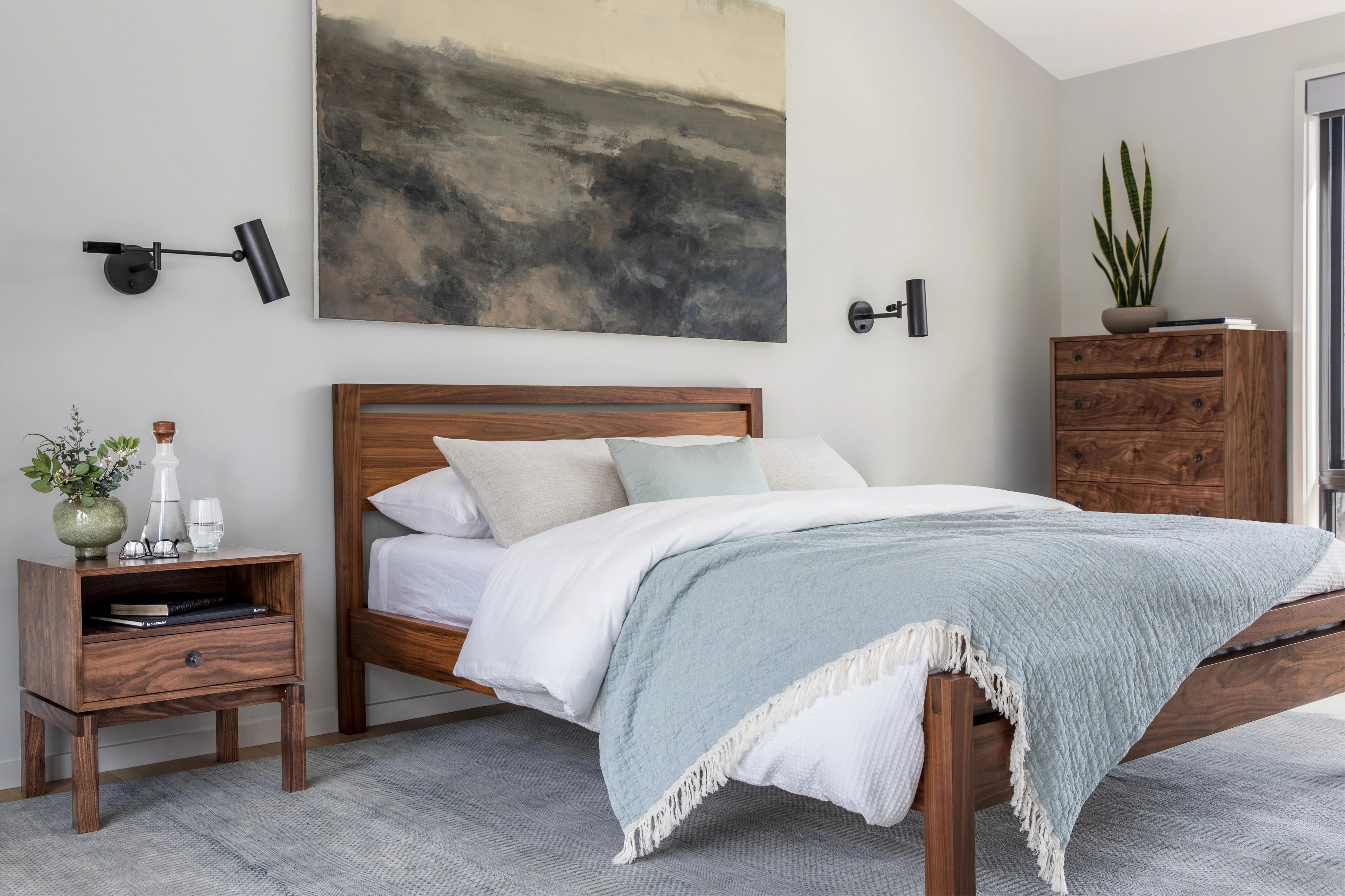 Commode haute – Verticale – S'inspirant du lit du même nom, la commode haute est un exemple modeste de savoir-faire.