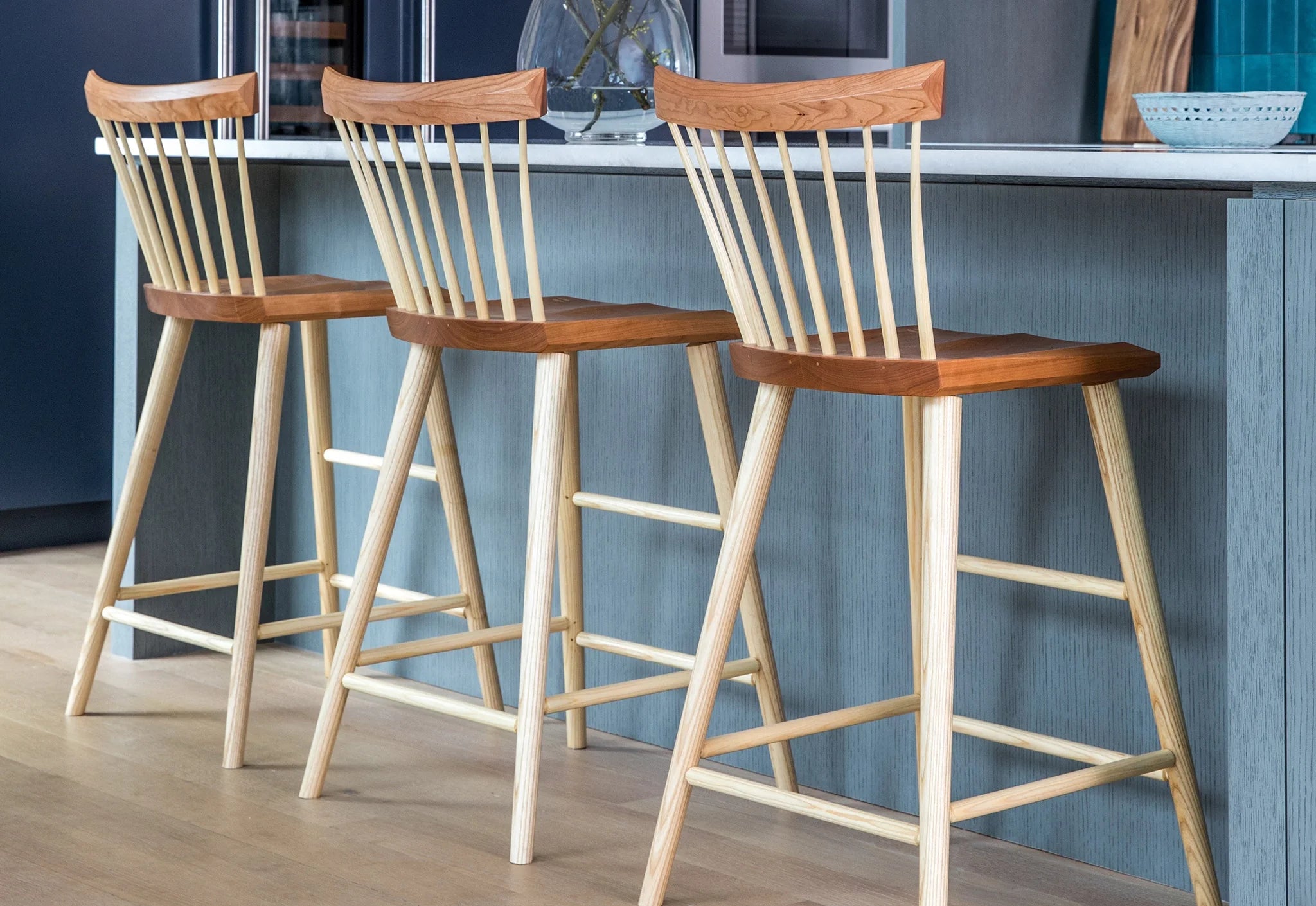 Tabouret - Le tabouret est conçu pour sa fonction, avec un siège ergonomique profilé et des entretoises judicieusement placées.