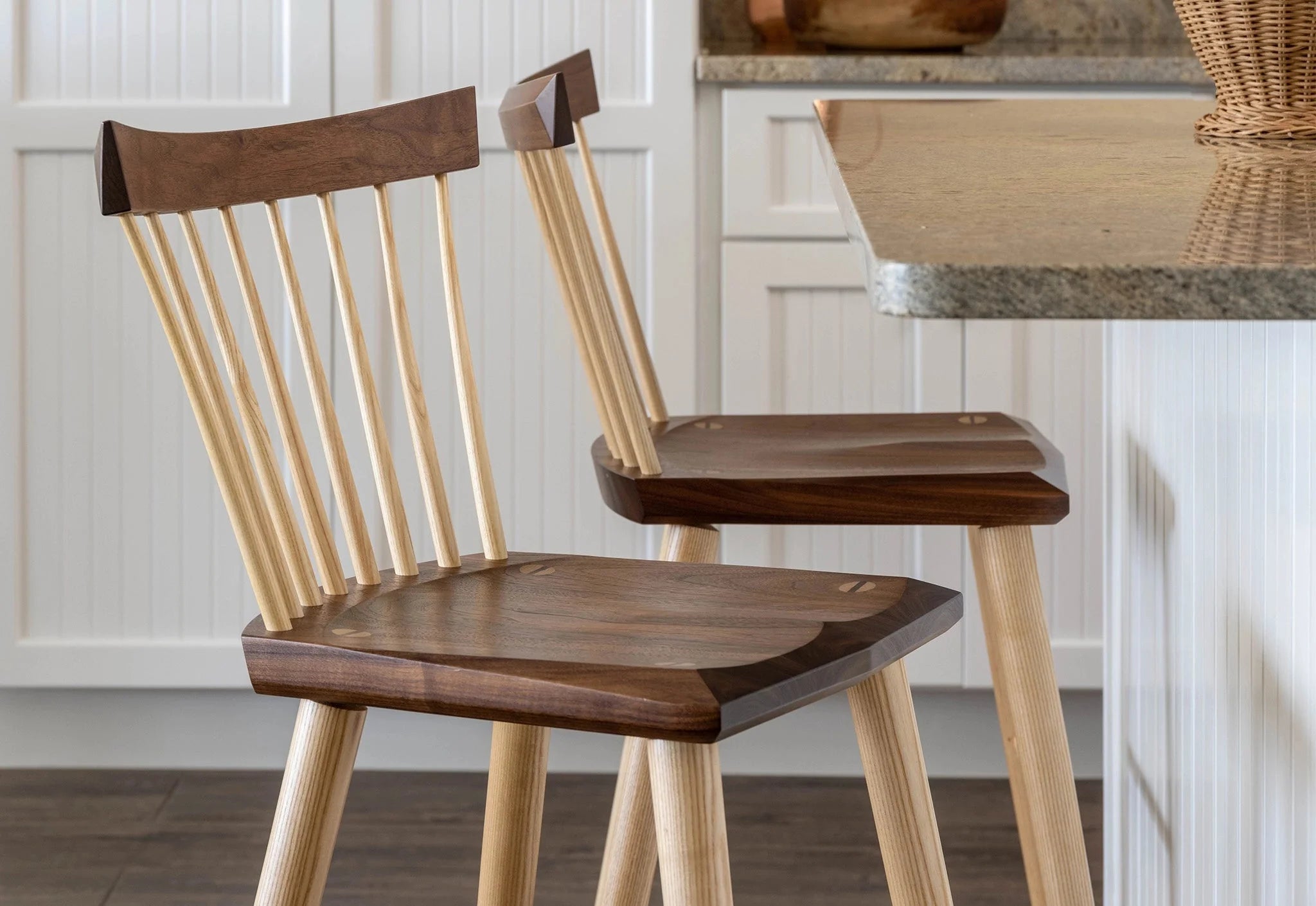 Tabouret - Le tabouret est conçu pour sa fonction, avec un siège ergonomique profilé et des entretoises judicieusement placées.