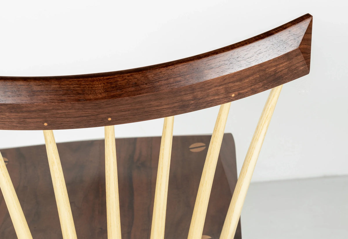 Tabouret - Le tabouret est conçu pour sa fonction, avec un siège ergonomique profilé et des entretoises judicieusement placées.
