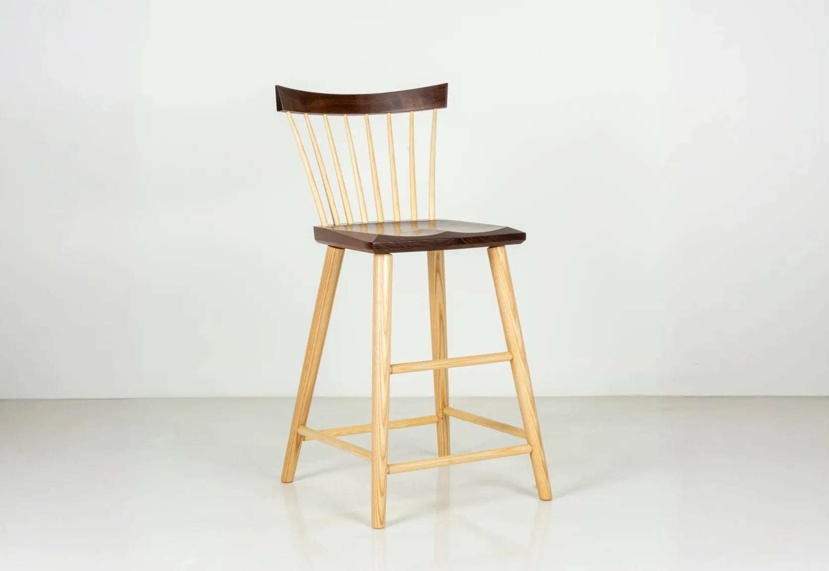 Tabouret - Le tabouret est conçu pour sa fonction, avec un siège ergonomique profilé et des entretoises judicieusement placées.
