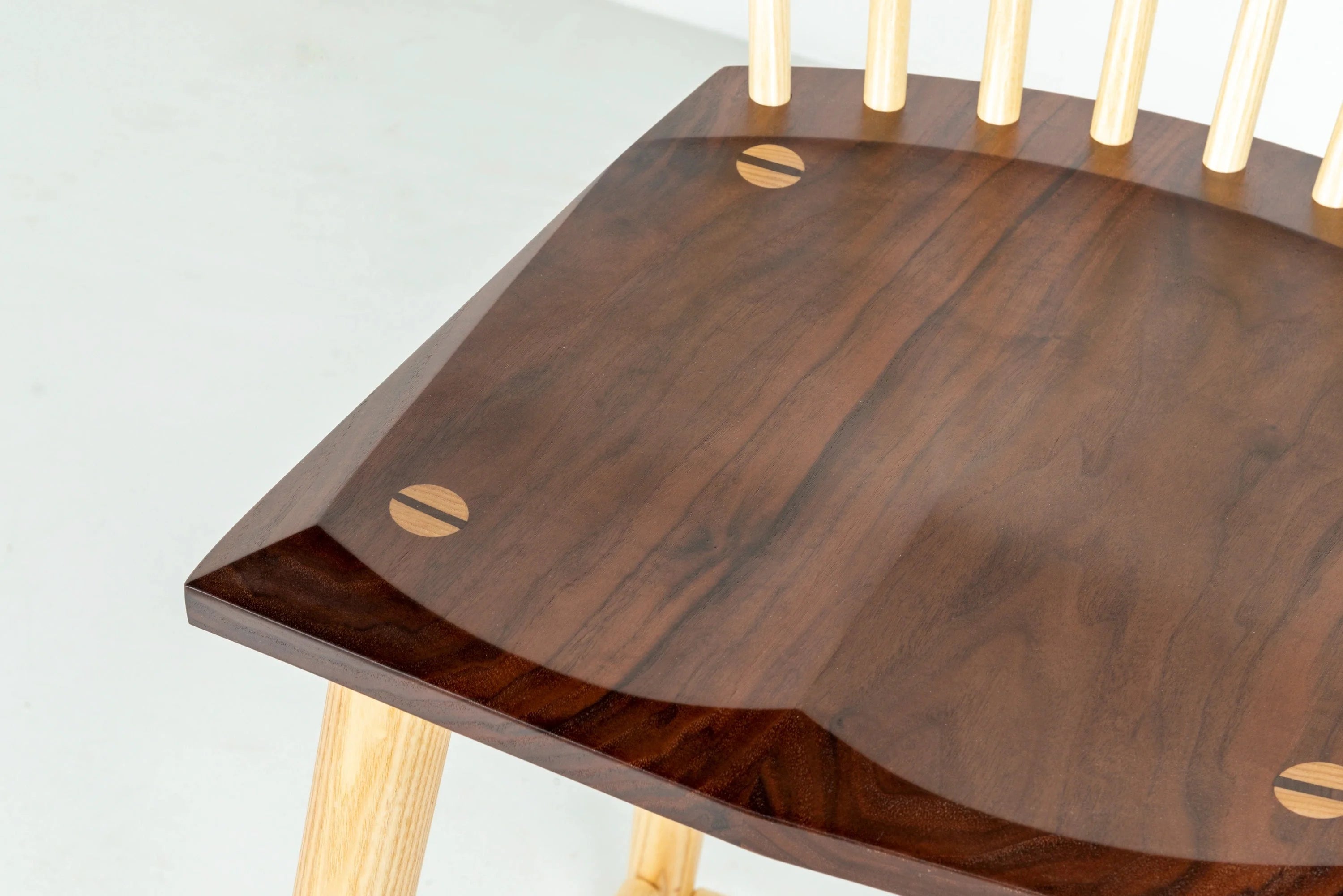 Tabouret - Le tabouret est conçu pour sa fonction, avec un siège ergonomique profilé et des entretoises judicieusement placées.