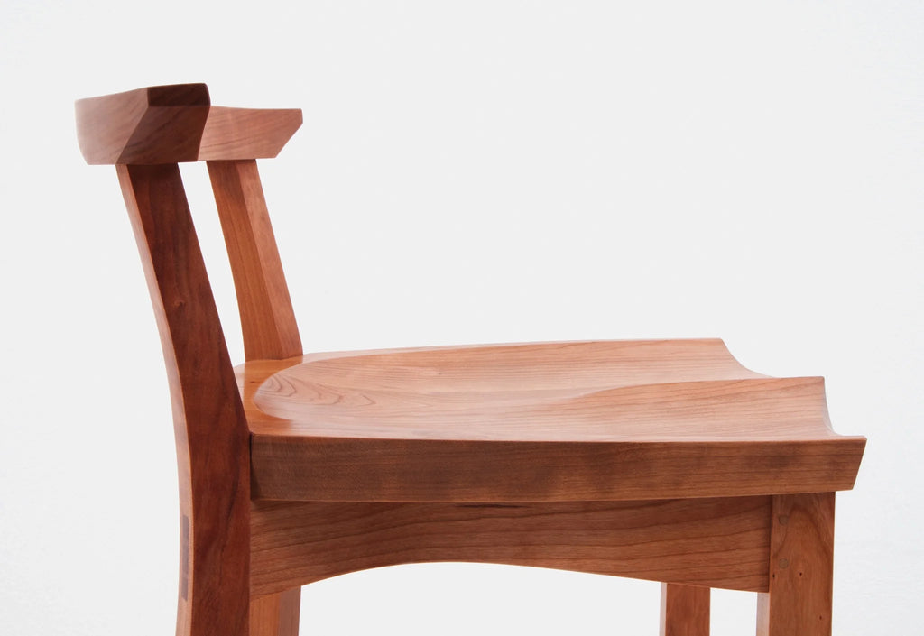 Tabouret - Fabriqué en bois massif poncé à la main, ce tabouret est autant un témoignage d'artisanat que de design, avec