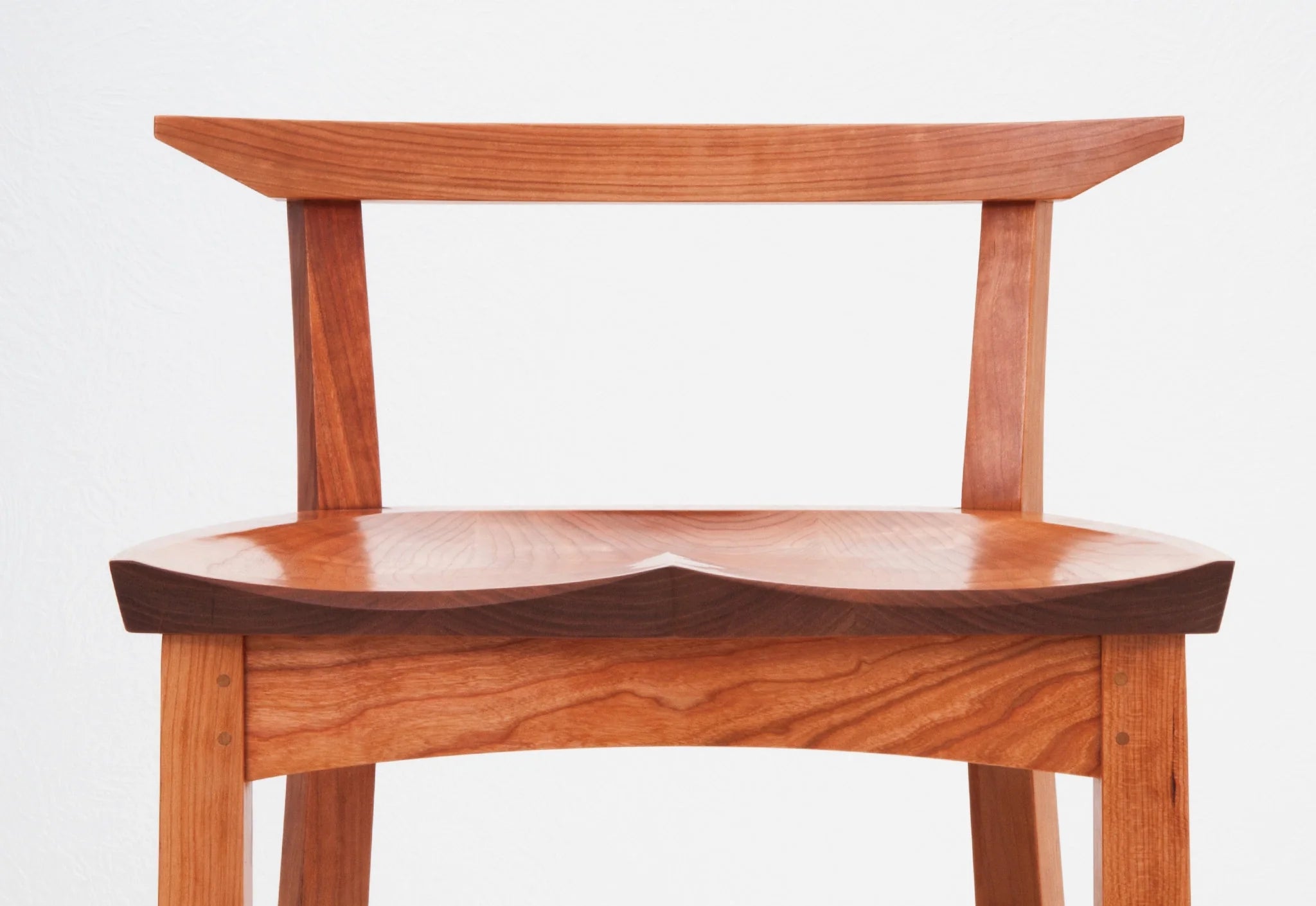 Tabouret - Fabriqué en bois massif poncé à la main, ce tabouret est autant un témoignage d'artisanat que de design, avec