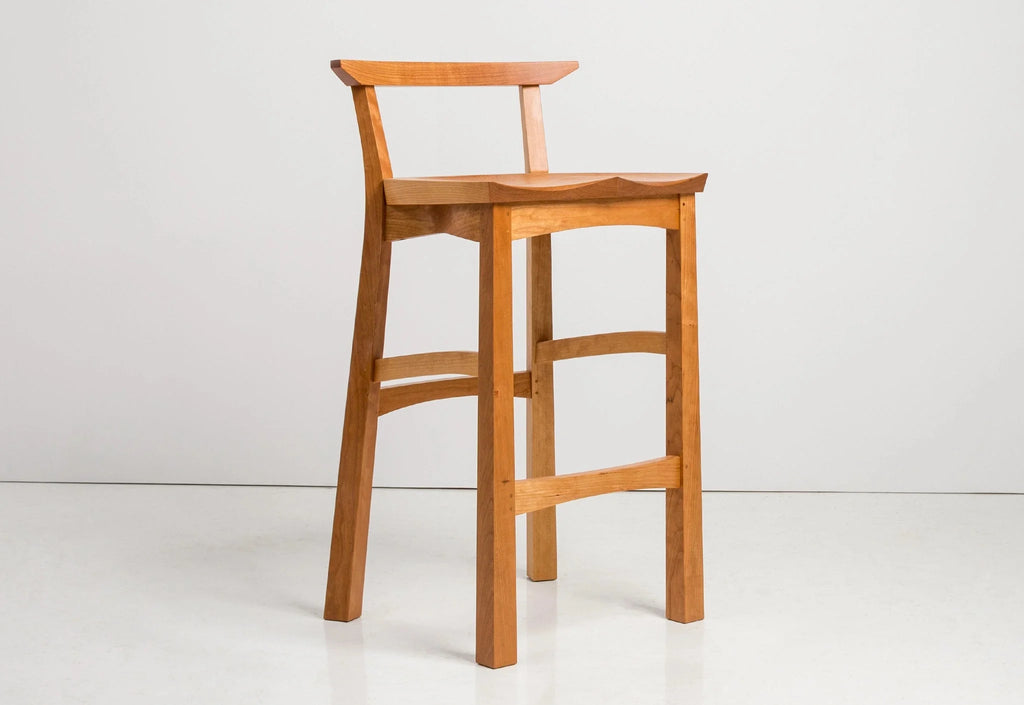 Tabouret - Fabriqué en bois massif poncé à la main, ce tabouret est autant un témoignage d'artisanat que de design, avec