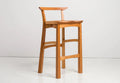 Tabouret - Fabriqué en bois massif poncé à la main, ce tabouret est autant un témoignage d'artisanat que de design, avec