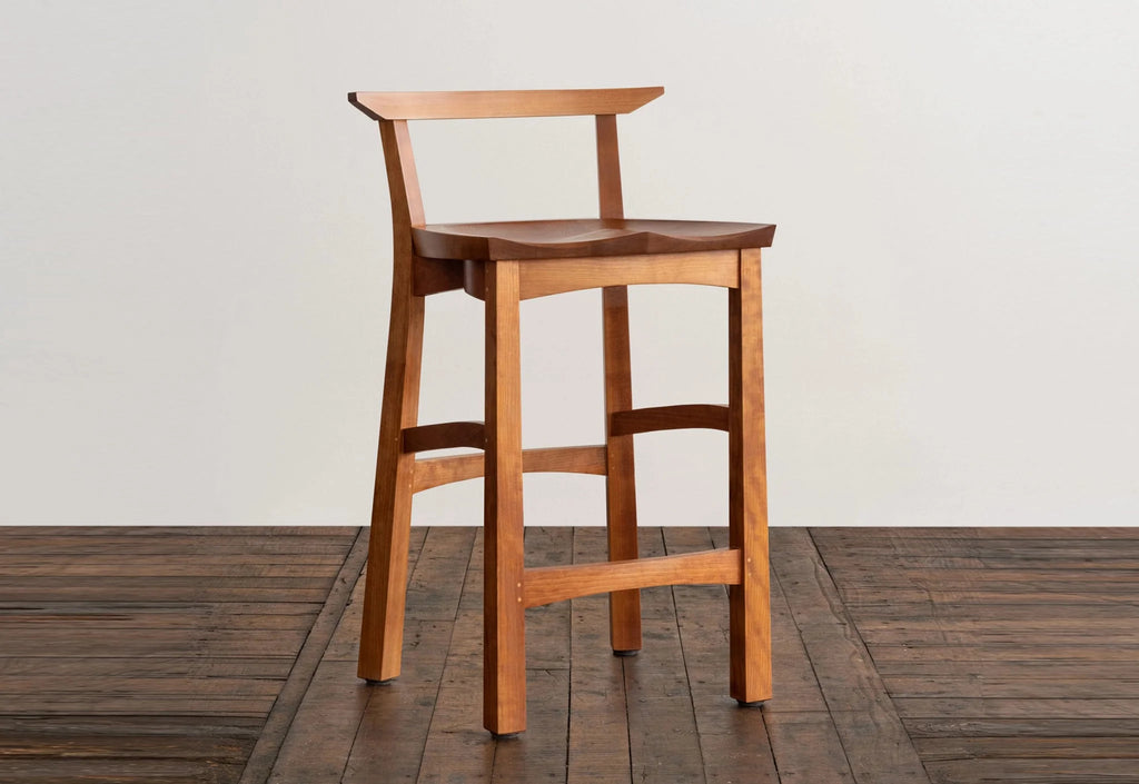 Tabouret - Fabriqué en bois massif poncé à la main, ce tabouret est autant un témoignage d'artisanat que de design, avec