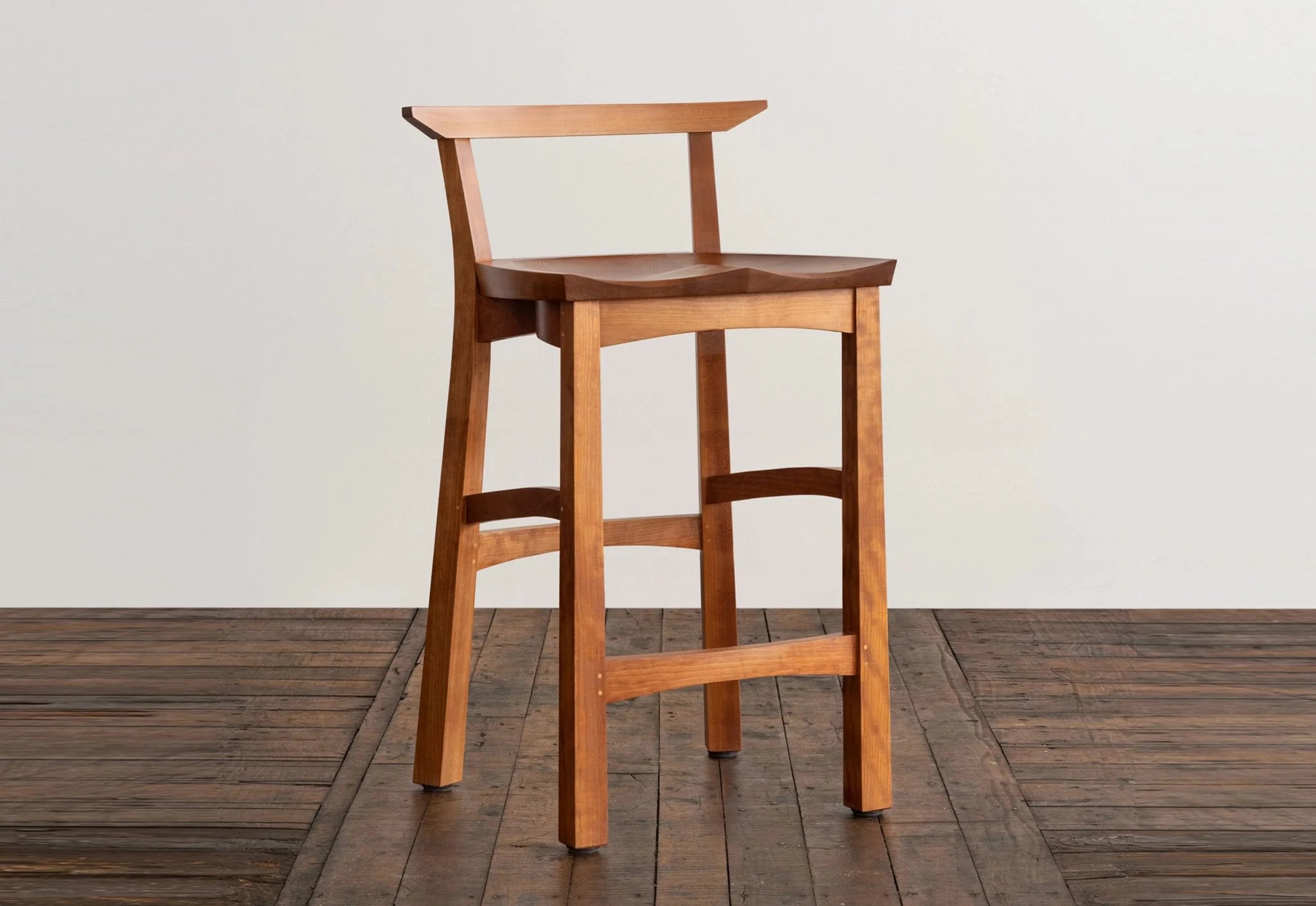 Tabouret - Fabriqué en bois massif poncé à la main, ce tabouret est autant un témoignage d'artisanat que de design, avec