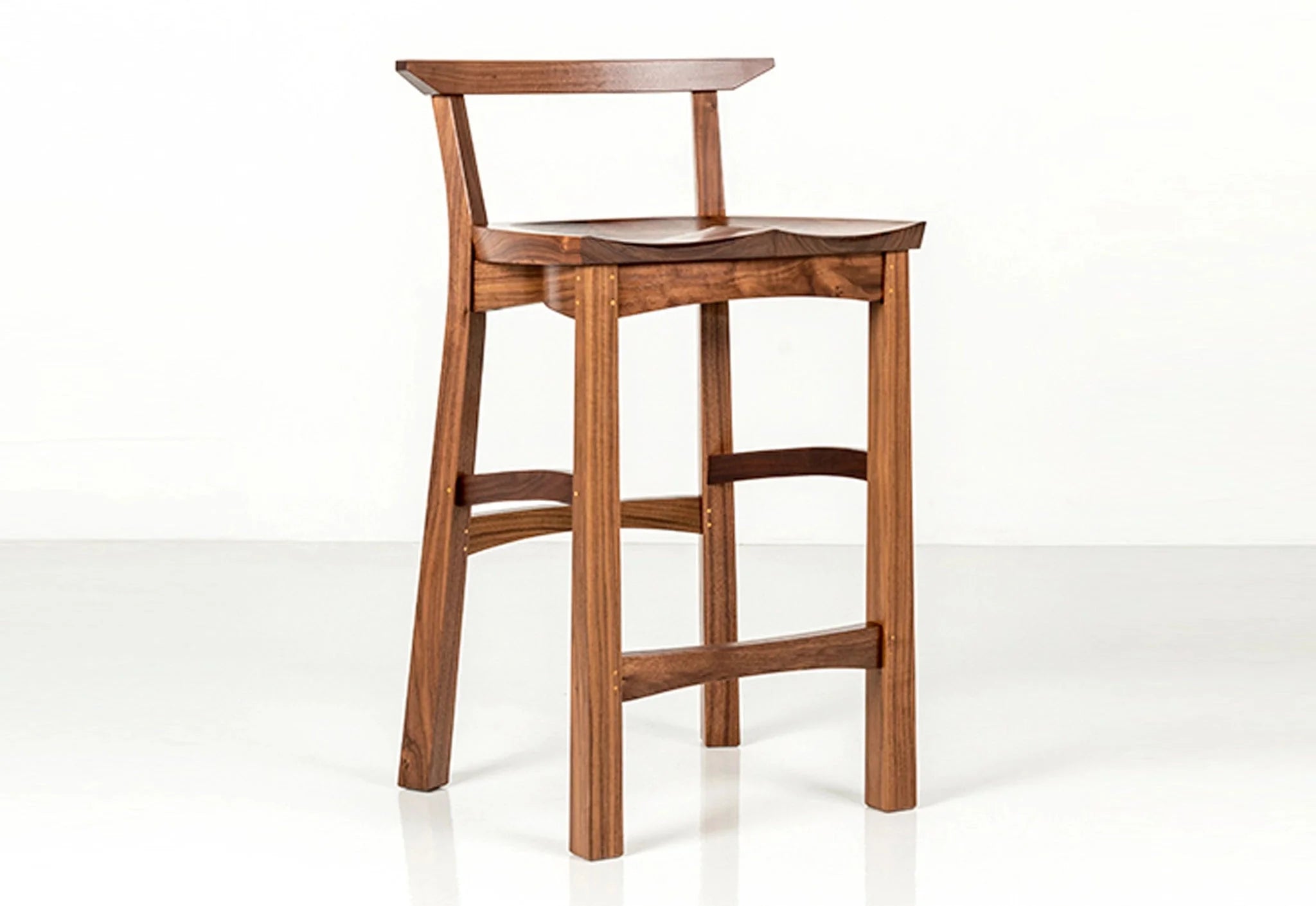Tabouret - Fabriqué en bois massif poncé à la main, ce tabouret est autant un témoignage d'artisanat que de design, avec