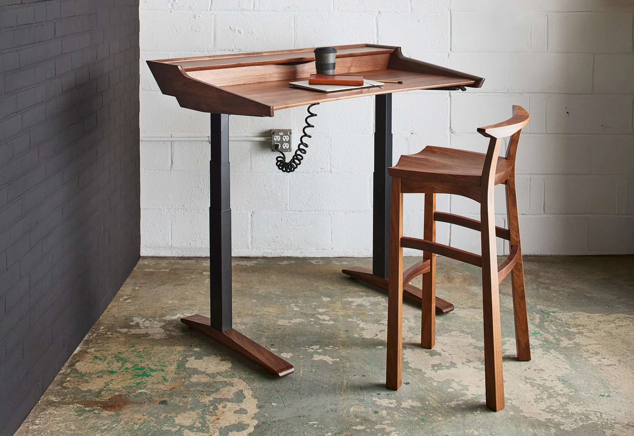 Tabouret - Fabriqué en bois massif poncé à la main, ce tabouret est autant un témoignage d'artisanat que de design, avec