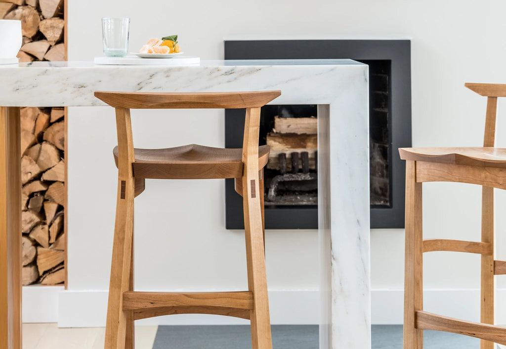 Tabouret - Fabriqué en bois massif poncé à la main, ce tabouret est autant un témoignage d'artisanat que de design, avec