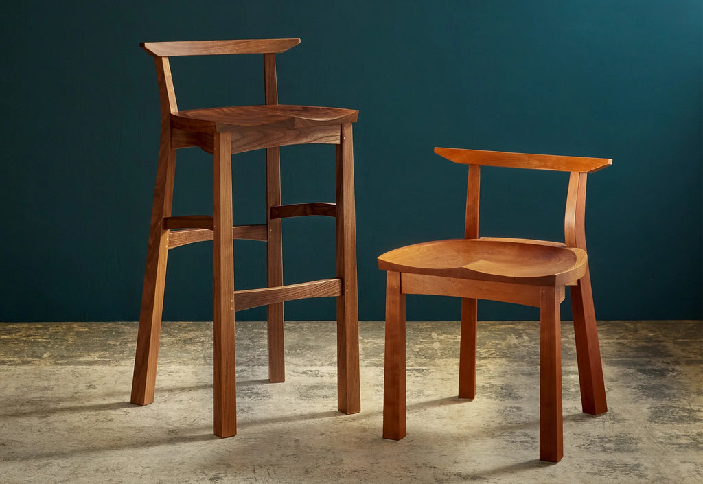 Tabouret - Fabriqué en bois massif poncé à la main, ce tabouret est autant un témoignage d'artisanat que de design, avec