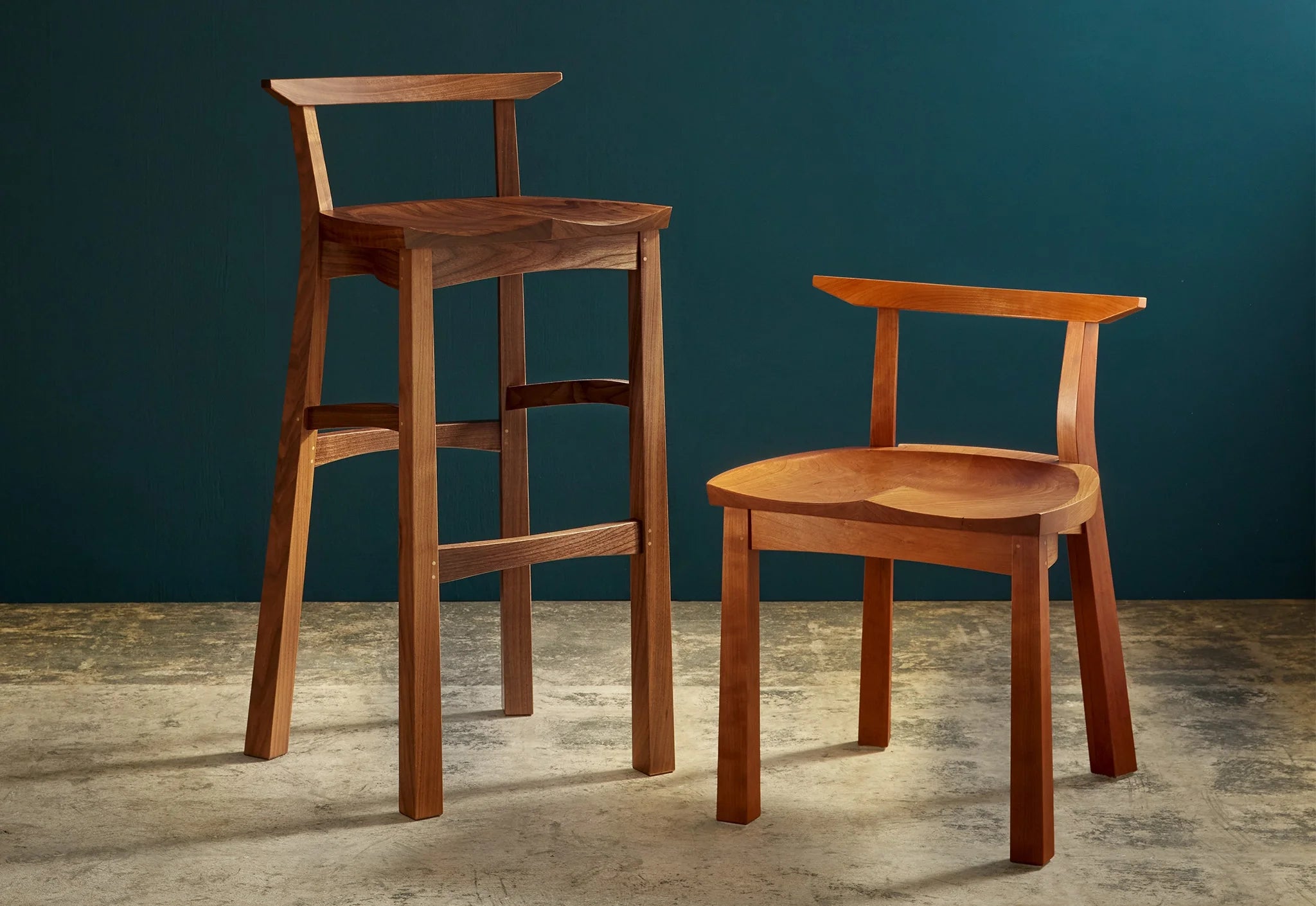 Tabouret - Fabriqué en bois massif poncé à la main, ce tabouret est autant un témoignage d'artisanat que de design, avec