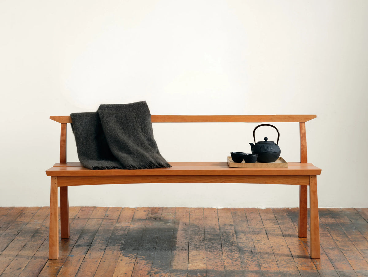 Banc - Tel un caractère calligraphique exprimé dans le bois, le banc ne cache pas son influence asiatique, avec
