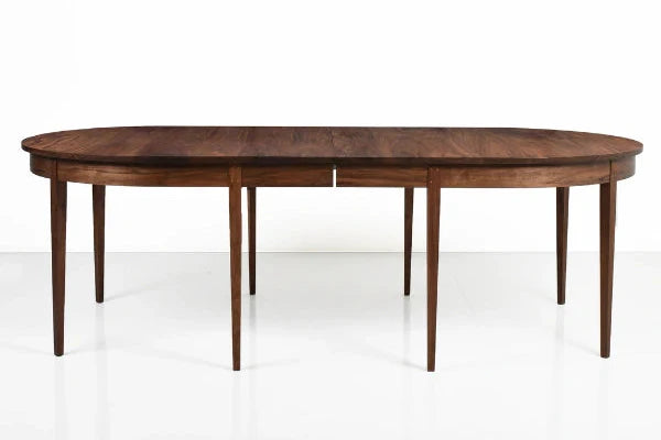 Table ovale à rallonge - Huit pieds - Les courbes élégantes et les riches motifs du grain de la table ovale à rallonge ajoutent une touche