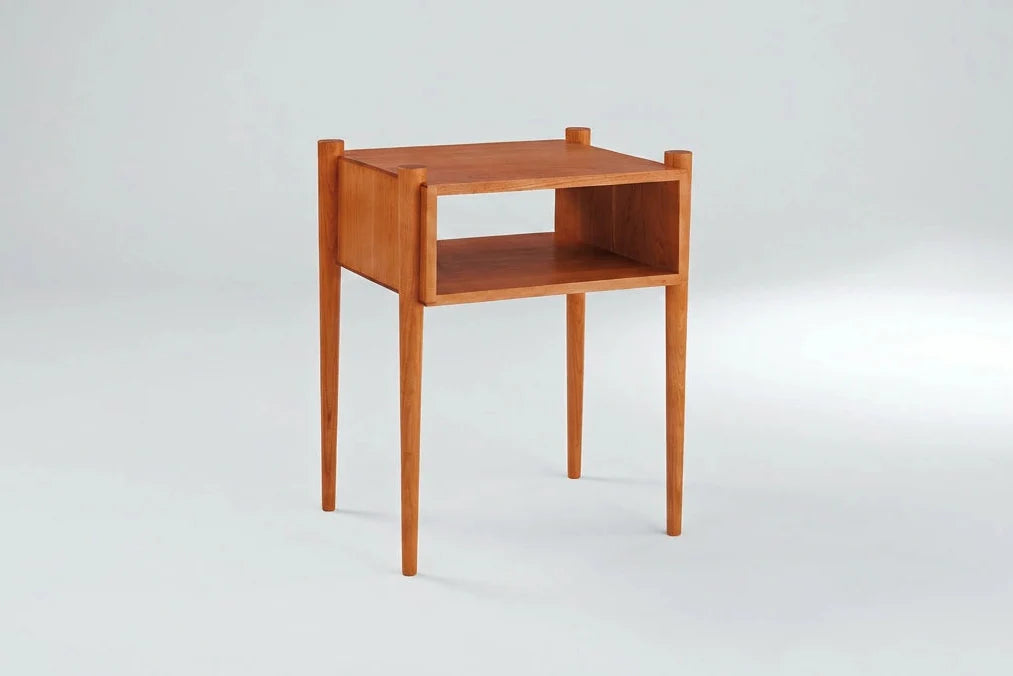 Table d'appoint Ellipse - Fabriquée avec des pieds tournés fuselés, la table d'appoint Ellipse utilise judicieusement le cerisier et le noyer
