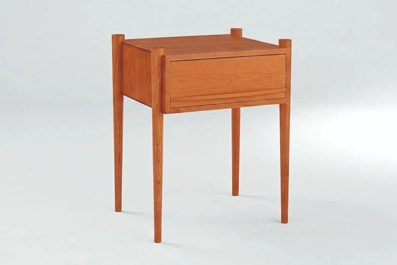 Table d'appoint Ellipse - Fabriquée avec des pieds tournés fuselés, la table d'appoint Ellipse utilise judicieusement le cerisier et le noyer
