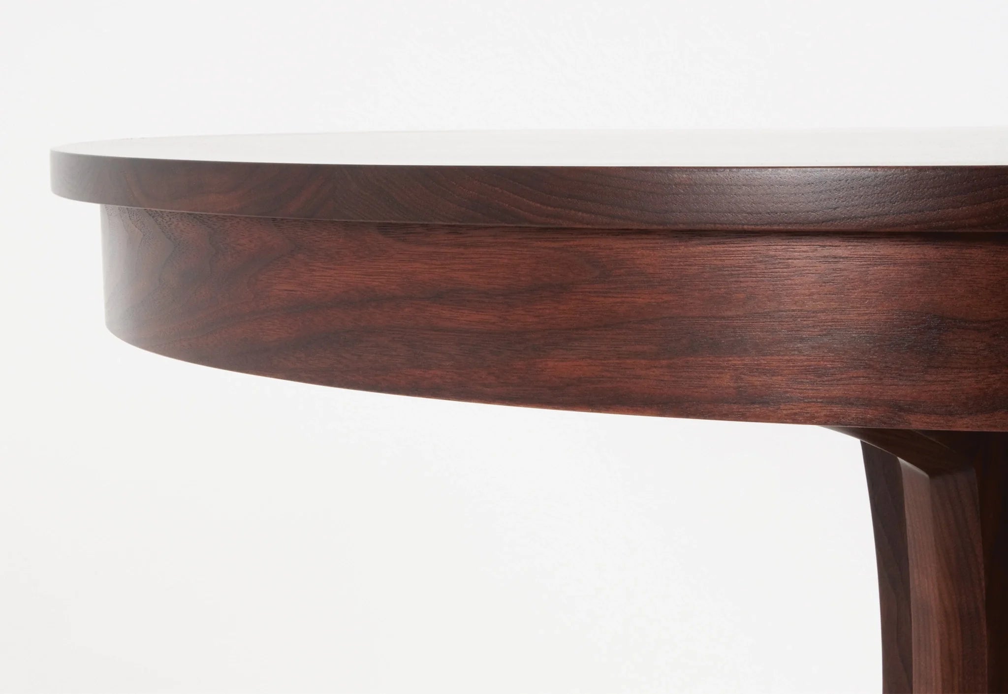Table Georgetown - Double Piètement - La table Georgetown - Double Piètement repose sur une paire d'innovants pieds en bois dur