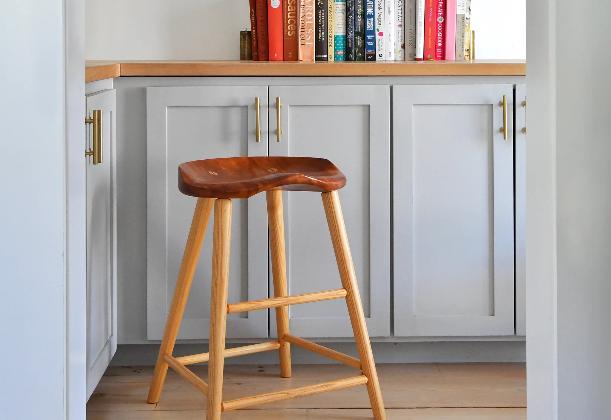 Tabouret Haut – Le Tabouret Haut s’inspire de la pureté et de l’austérité du travail traditionnel.