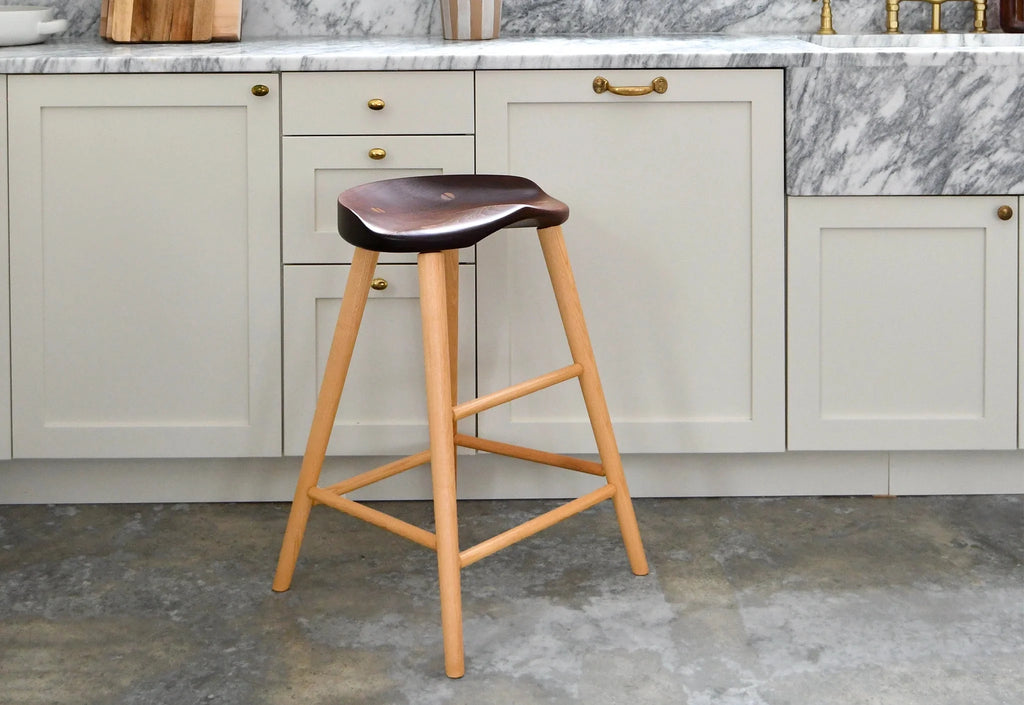 Tabouret Haut – Le Tabouret Haut s’inspire de la pureté et de l’austérité du travail traditionnel.