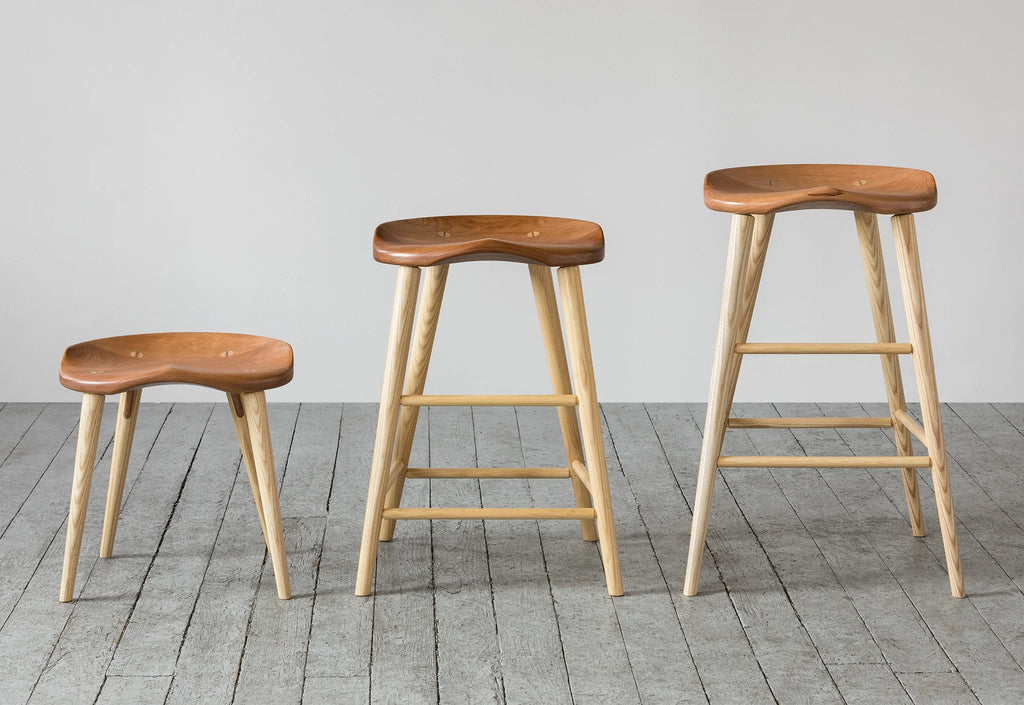 Tabouret Haut – Le Tabouret Haut s’inspire de la pureté et de l’austérité du travail traditionnel.
